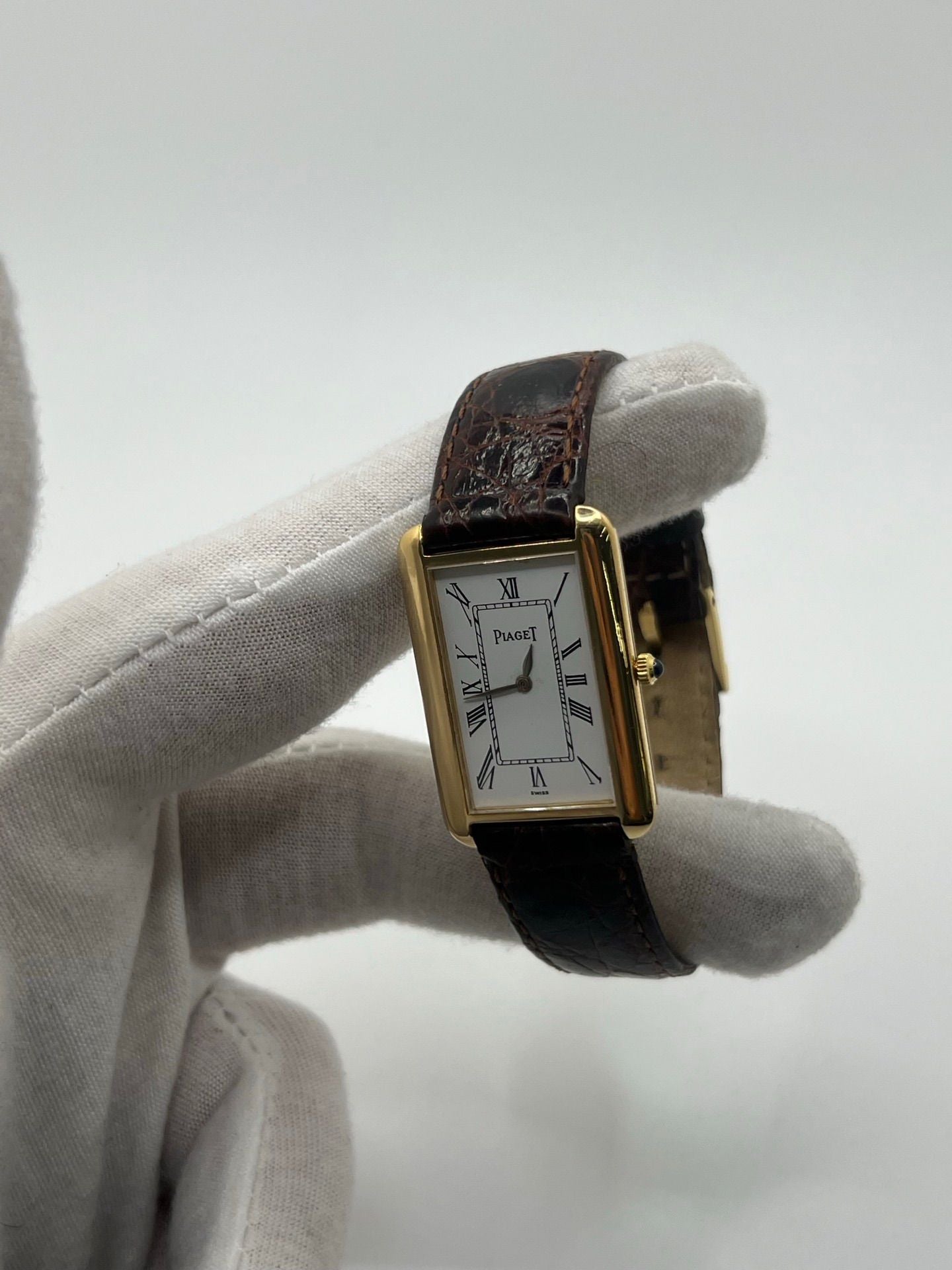 Montre Tank Allongée en or jaune 18K, modèle 9228, présentant un boîtier allongé élégant, un cadran raffiné et un style vintage recherché. Garde-temps luxueux en or massif, idéal pour les collectionneurs et amateurs de pièces horlogères d’exception.