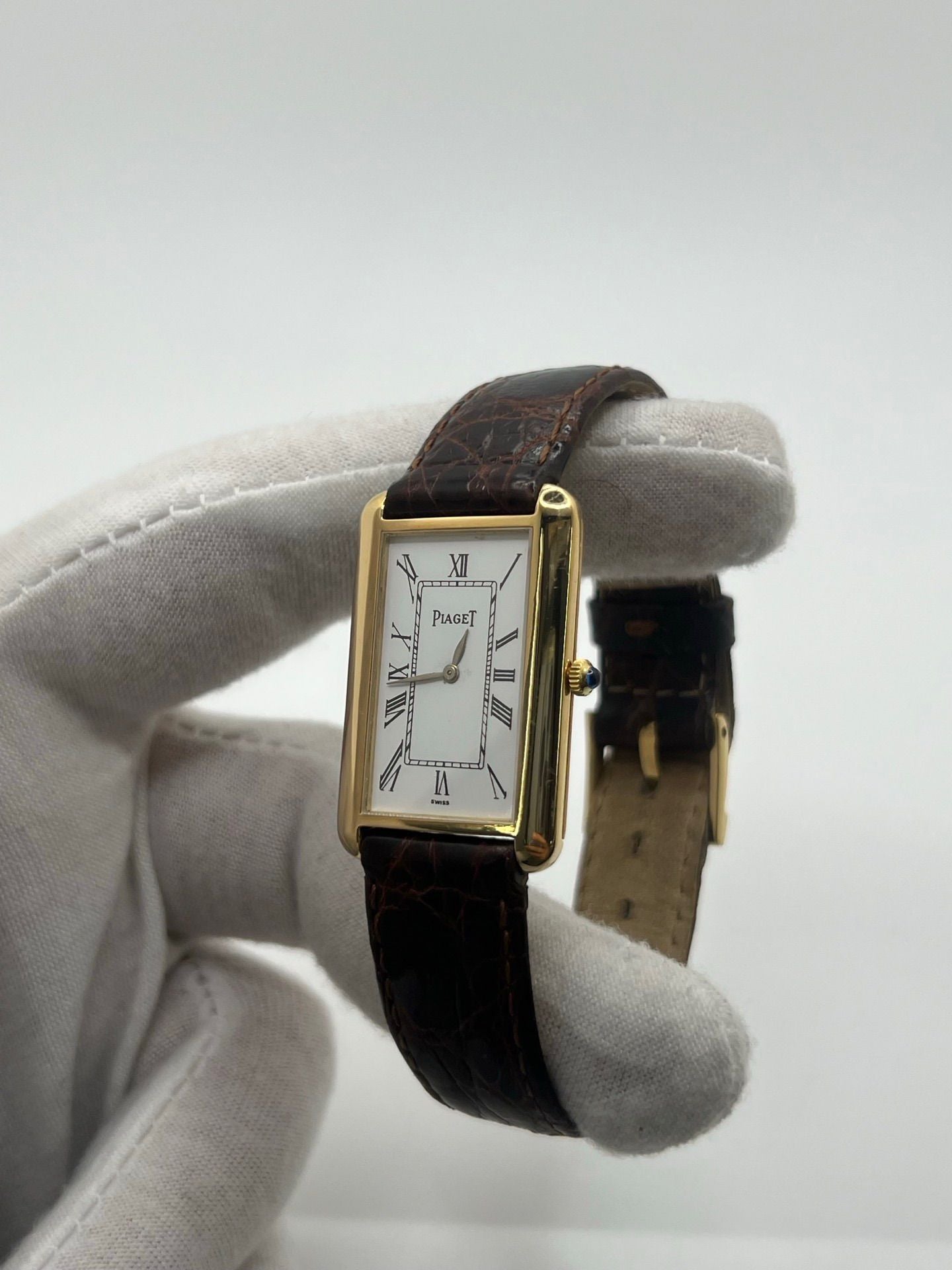 Montre Tank Allongée en or jaune 18K, modèle 9228, présentant un boîtier allongé élégant, un cadran raffiné et un style vintage recherché. Garde-temps luxueux en or massif, idéal pour les collectionneurs et amateurs de pièces horlogères d’exception.