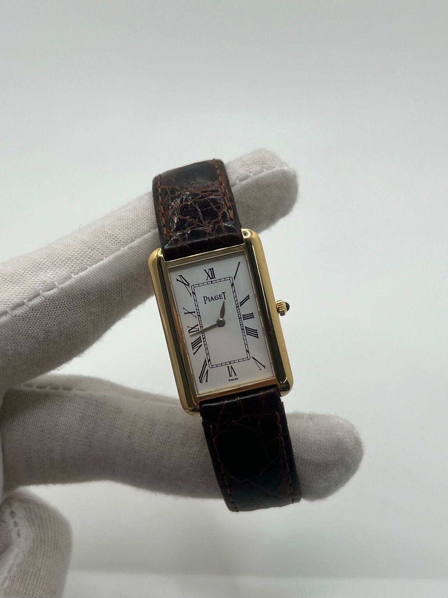 Montre Tank Allongée en or jaune 18K, modèle 9228, présentant un boîtier allongé élégant, un cadran raffiné et un style vintage recherché. Garde-temps luxueux en or massif, idéal pour les collectionneurs et amateurs de pièces horlogères d’exception.