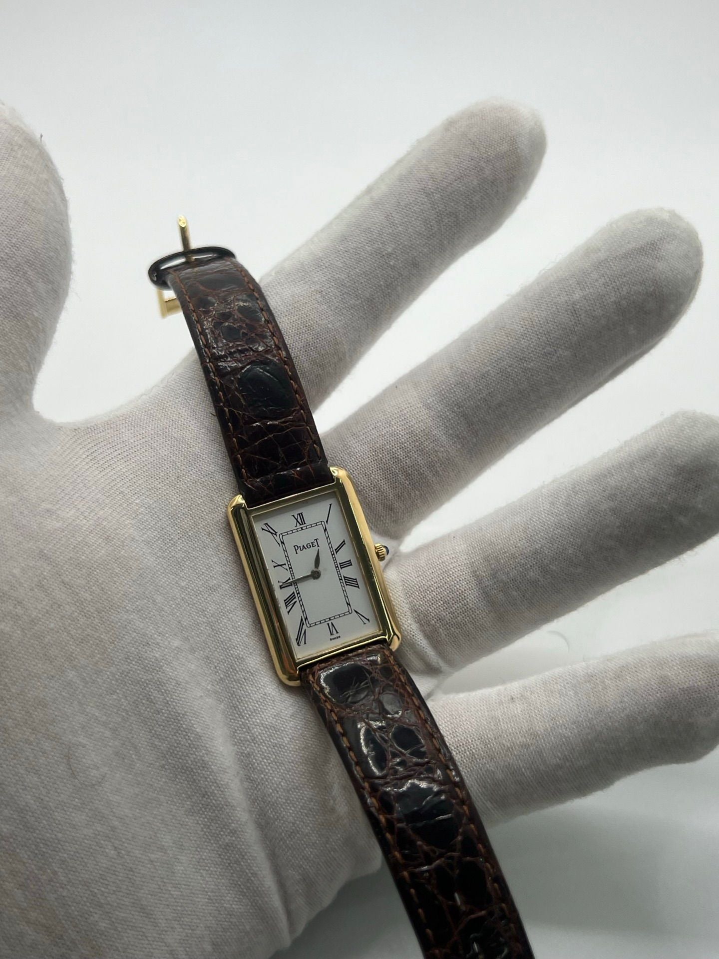 Montre Tank Allongée en or jaune 18K, modèle 9228, présentant un boîtier allongé élégant, un cadran raffiné et un style vintage recherché. Garde-temps luxueux en or massif, idéal pour les collectionneurs et amateurs de pièces horlogères d’exception.