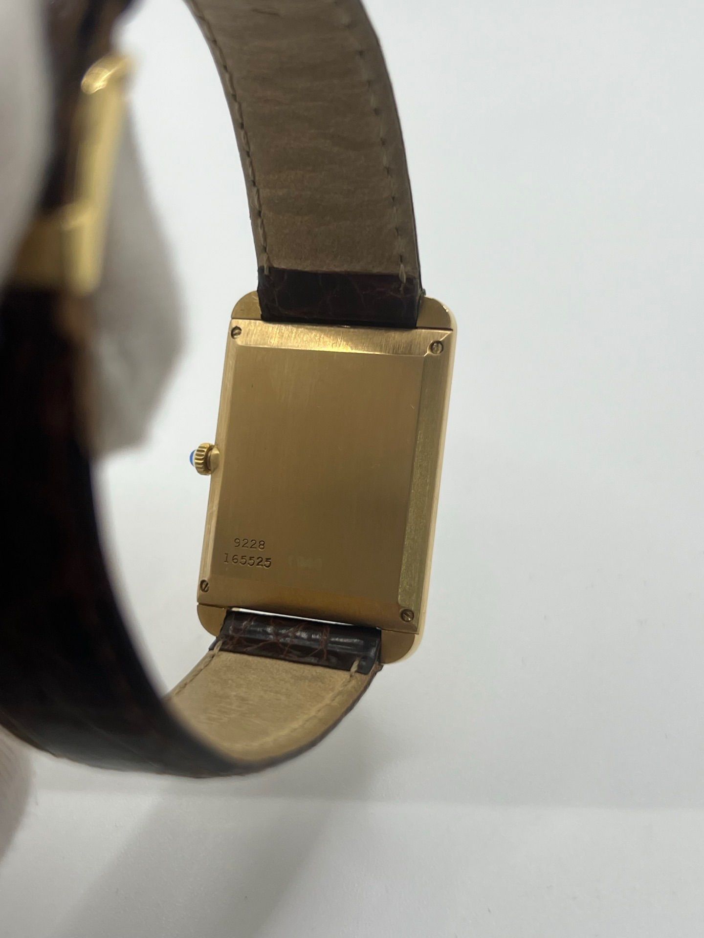 Montre Tank Allongée en or jaune 18K, modèle 9228, présentant un boîtier allongé élégant, un cadran raffiné et un style vintage recherché. Garde-temps luxueux en or massif, idéal pour les collectionneurs et amateurs de pièces horlogères d’exception.