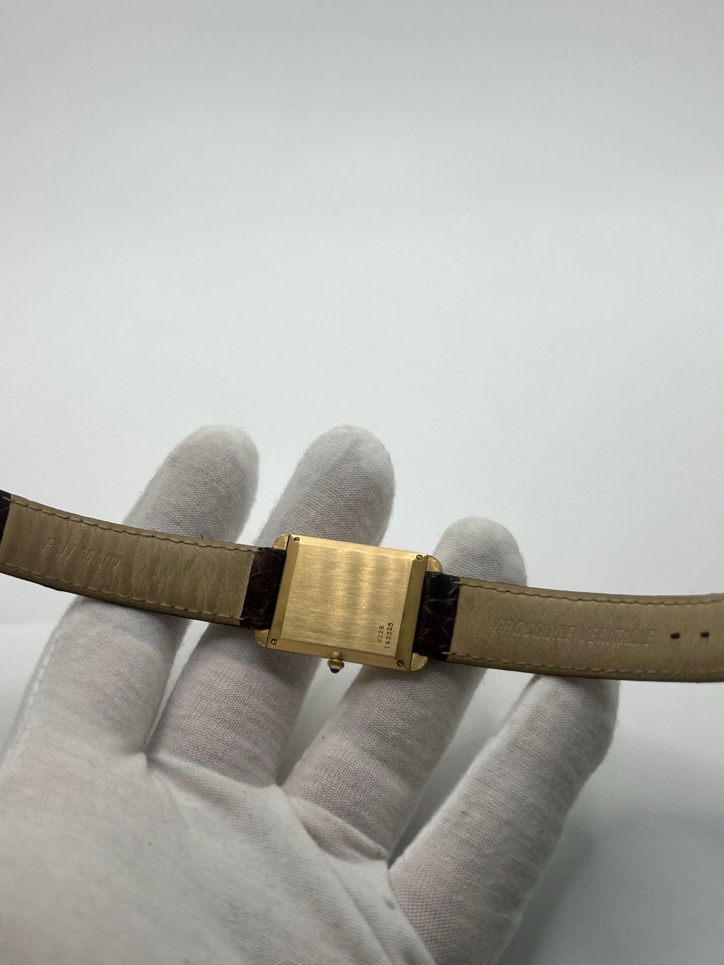 Montre Tank Allongée en or jaune 18K, modèle 9228, présentant un boîtier allongé élégant, un cadran raffiné et un style vintage recherché. Garde-temps luxueux en or massif, idéal pour les collectionneurs et amateurs de pièces horlogères d’exception.