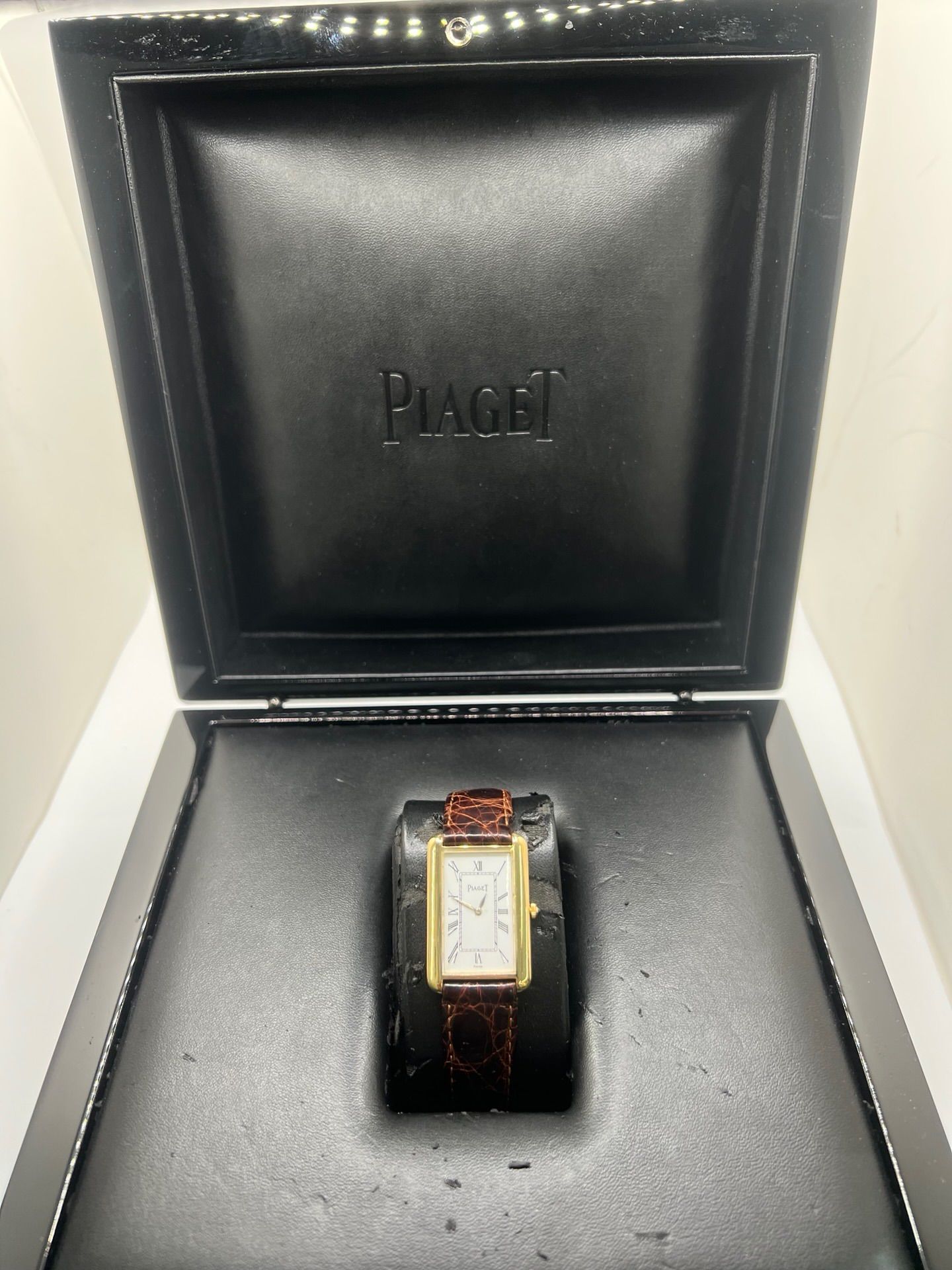 Montre Tank Allongée en or jaune 18K, modèle 9228, présentant un boîtier allongé élégant, un cadran raffiné et un style vintage recherché. Garde-temps luxueux en or massif, idéal pour les collectionneurs et amateurs de pièces horlogères d’exception.