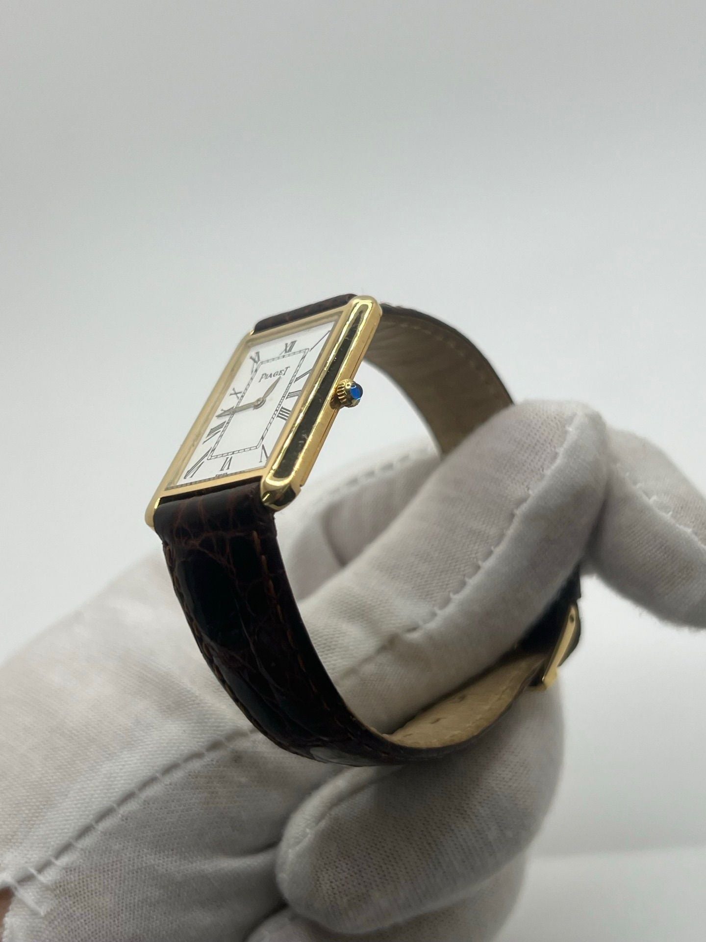 Montre Tank Allongée en or jaune 18K, modèle 9228, présentant un boîtier allongé élégant, un cadran raffiné et un style vintage recherché. Garde-temps luxueux en or massif, idéal pour les collectionneurs et amateurs de pièces horlogères d’exception.