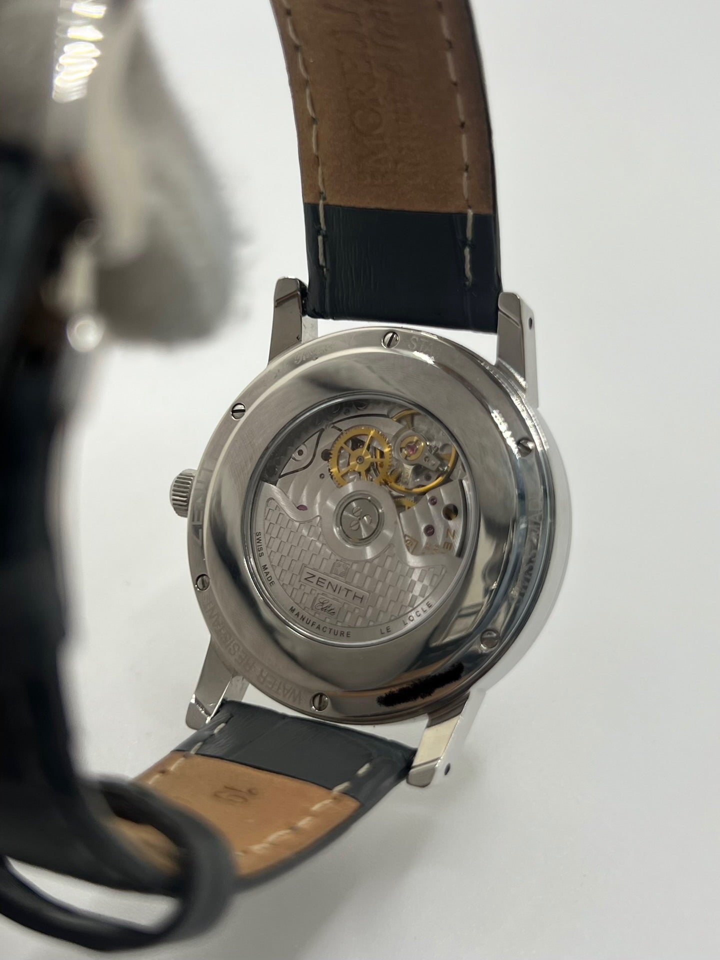 Montre Zenith Port Royal automatique en acier, modèle homme ou unisexe de 2007, équipée d’un boîtier de 37 mm et d’un élégant cadran noir à chiffres arabes. Cette montre d’occasion en très bon état dispose d’un verre saphir, d’une fonction date et d’une petite seconde. Son bracelet en cuir noir avec boucle ardillon souligne son style raffiné. Une montre Zenith Port Royal de luxe au design intemporel, idéale pour les passionnés d’horlogerie et les amateurs de pièces élégantes.