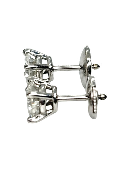 Puces d’oreilles en or blanc 18K serties de diamants totalisant 1,80 ct. Ces boucles d’oreilles puces en or blanc 18 carats se distinguent par leur élégance et leur éclat. Les diamants apportent une brillance raffinée, idéale pour une occasion spéciale ou pour sublimer une tenue au quotidien. Bijou intemporel et délicat, ces puces d’oreilles en or blanc et diamants constituent un choix élégant pour les amateurs de joaillerie.