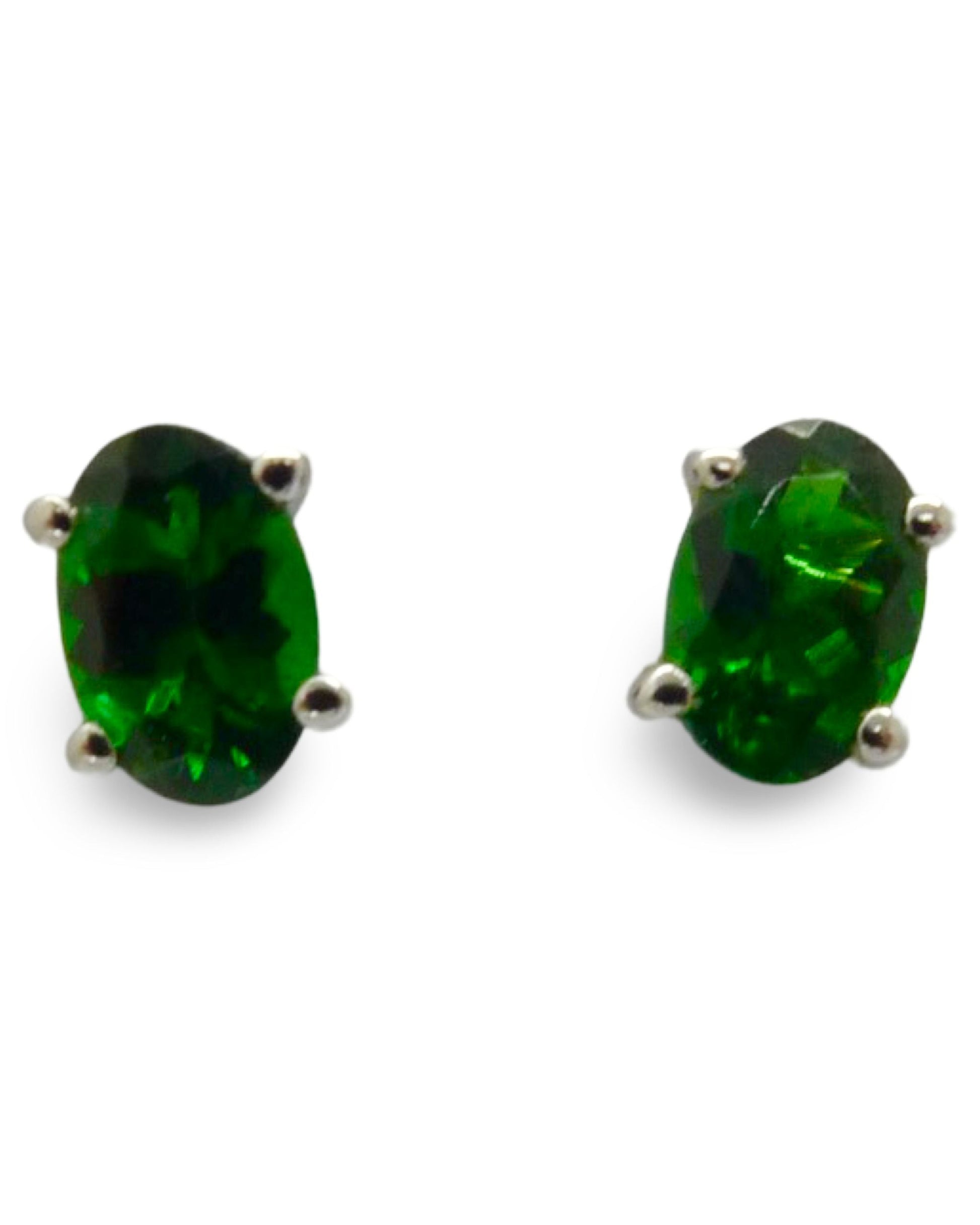 Découvrez ces magnifiques puces d'oreilles en or blanc, serties de deux rares grenats tsavorites naturels d'environ 0,50 ct chacun. Leur élégance est rehaussée par des fermoirs Alpa de qualité. Ces puces d'oreilles sont livrées dans un écrin élégant, parfait pour offrir ou se faire plaisir avec un bijou d'exception. 