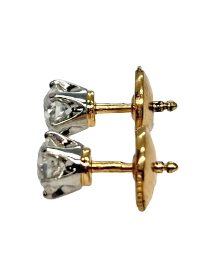 Puces d’oreilles en or jaune 18K serties de diamants pour un poids total de 0,75 ct. Ces boucles d’oreilles puces en or jaune 18 carats associent la chaleur de l’or à l’éclat des diamants. Leur design élégant et intemporel convient aussi bien au quotidien qu’à une occasion spéciale. Ce bijou délicat apporte une touche raffinée et lumineuse à toute tenue, idéal pour les amateurs de joaillerie et de bijoux précieux.