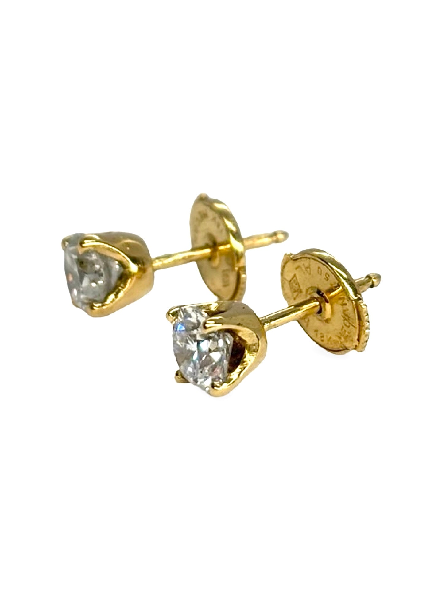 Puces d’oreilles en or jaune 18 carats serties de diamants pour un poids total de 0,90 carat. Ces bijoux délicats offrent un éclat lumineux et raffiné, parfaits pour sublimer le quotidien ou une occasion spéciale. Élégantes et intemporelles, elles apportent une touche précieuse et sophistiquée à toutes les tenues.
