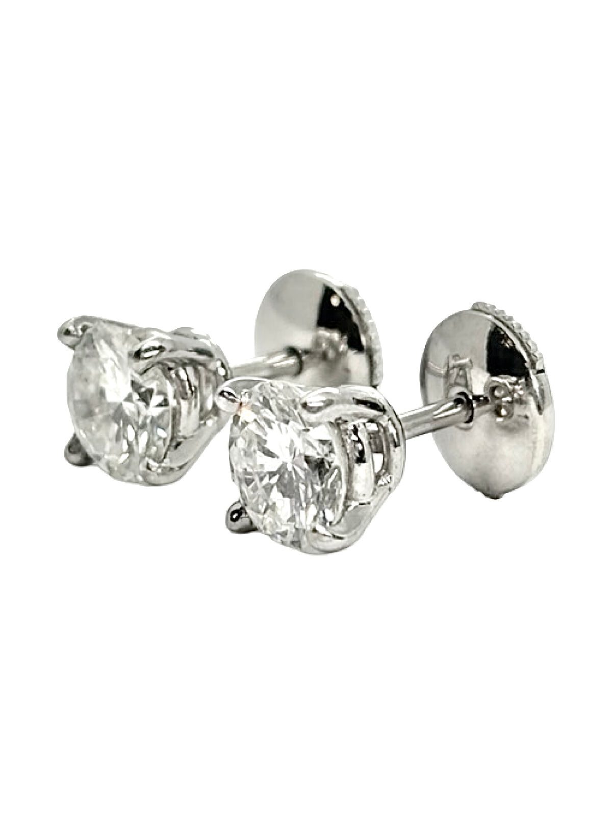 Puces d’oreilles en or blanc 18K serties de diamants totalisant 1,80 ct. Ces boucles d’oreilles puces en or blanc 18 carats se distinguent par leur élégance et leur éclat. Les diamants apportent une brillance raffinée, idéale pour une occasion spéciale ou pour sublimer une tenue au quotidien. Bijou intemporel et délicat, ces puces d’oreilles en or blanc et diamants constituent un choix élégant pour les amateurs de joaillerie.