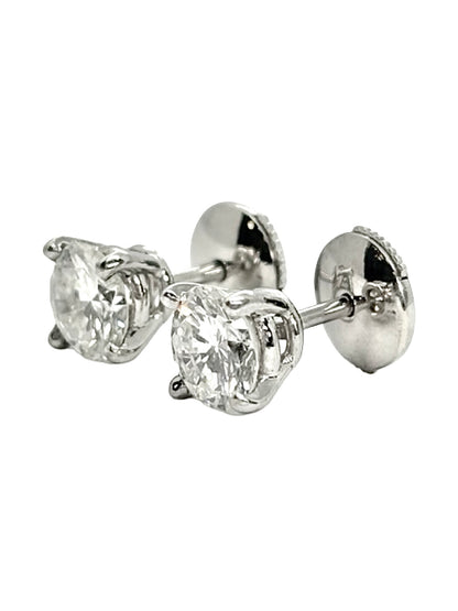 Puces d’oreilles en or blanc 18K serties de diamants totalisant 1,80 ct. Ces boucles d’oreilles puces en or blanc 18 carats se distinguent par leur élégance et leur éclat. Les diamants apportent une brillance raffinée, idéale pour une occasion spéciale ou pour sublimer une tenue au quotidien. Bijou intemporel et délicat, ces puces d’oreilles en or blanc et diamants constituent un choix élégant pour les amateurs de joaillerie.