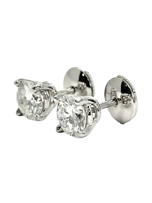 Puces d’oreilles en or blanc 18K serties de diamants totalisant 1,80 ct. Ces boucles d’oreilles puces en or blanc 18 carats se distinguent par leur élégance et leur éclat. Les diamants apportent une brillance raffinée, idéale pour une occasion spéciale ou pour sublimer une tenue au quotidien. Bijou intemporel et délicat, ces puces d’oreilles en or blanc et diamants constituent un choix élégant pour les amateurs de joaillerie.