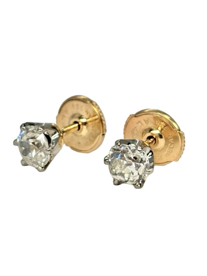Puces d’oreilles en or jaune 18K serties de diamants pour un poids total de 0,75 ct. Ces boucles d’oreilles puces en or jaune 18 carats associent la chaleur de l’or à l’éclat des diamants. Leur design élégant et intemporel convient aussi bien au quotidien qu’à une occasion spéciale. Ce bijou délicat apporte une touche raffinée et lumineuse à toute tenue, idéal pour les amateurs de joaillerie et de bijoux précieux.