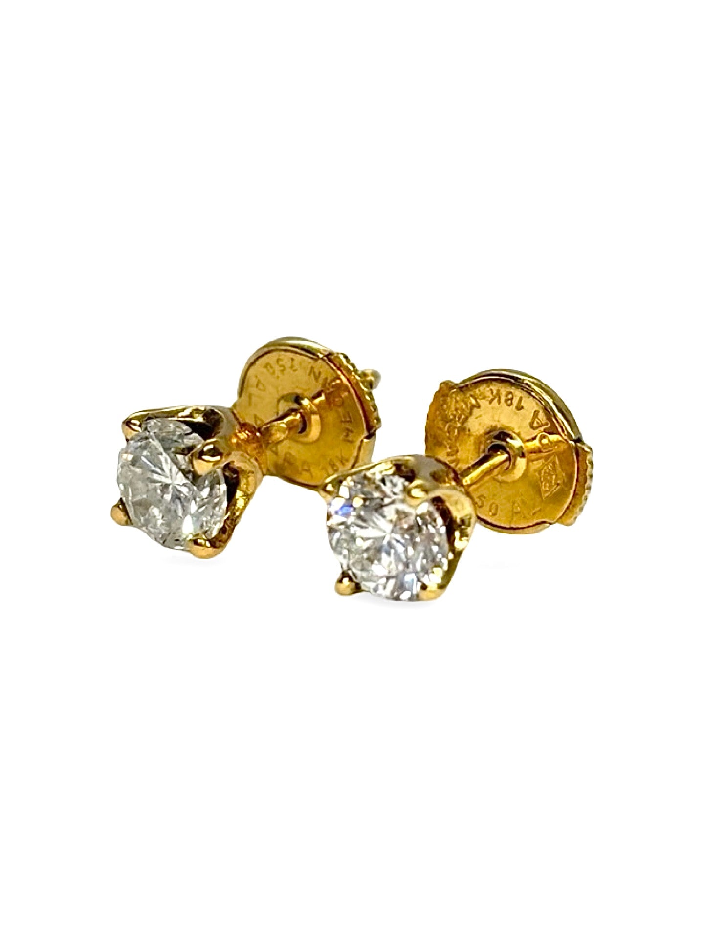 Puces d’oreilles en or jaune 18 carats serties de diamants pour un poids total de 0,90 carat. Ces bijoux délicats offrent un éclat lumineux et raffiné, parfaits pour sublimer le quotidien ou une occasion spéciale. Élégantes et intemporelles, elles apportent une touche précieuse et sophistiquée à toutes les tenues.