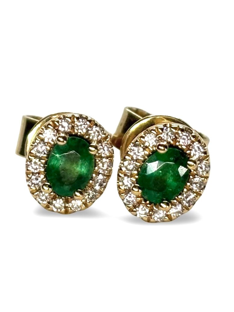 Élégantes puces d’oreilles en or jaune 18 carats, ornées d’émeraudes d’un total de 0,40 carat et de diamants scintillants de 0,20 carat. Un bijou raffiné qui allie la richesse de la pierre verte à la brillance des diamants. Parfaites pour apporter une touche de couleur et d’éclat au quotidien ou lors d’occasions spéciales.
