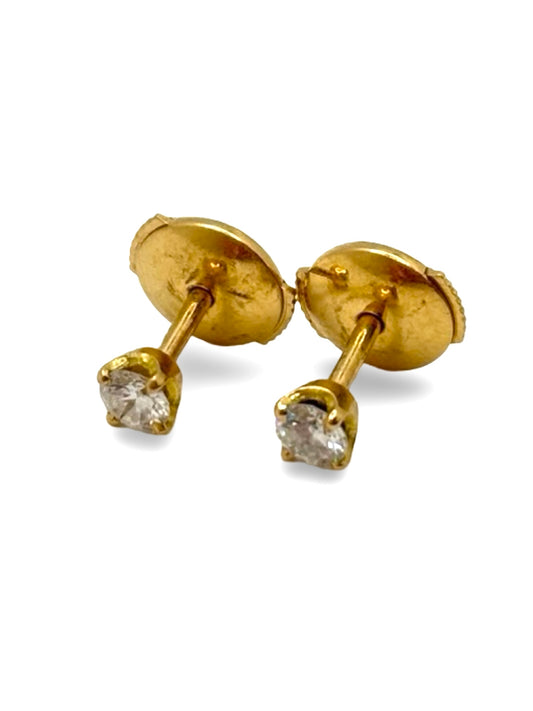 Puces d’oreilles en or jaune 18 carats ornées de diamants naturels totalisant 0,40 carat. Ces boucles d’oreilles élégantes et intemporelles présentent un sertissage raffiné mettant en valeur l’éclat des diamants. Un bijou discret et lumineux, idéal pour un port quotidien comme pour une occasion spéciale, apportant une touche de sophistication à toutes les tenues.