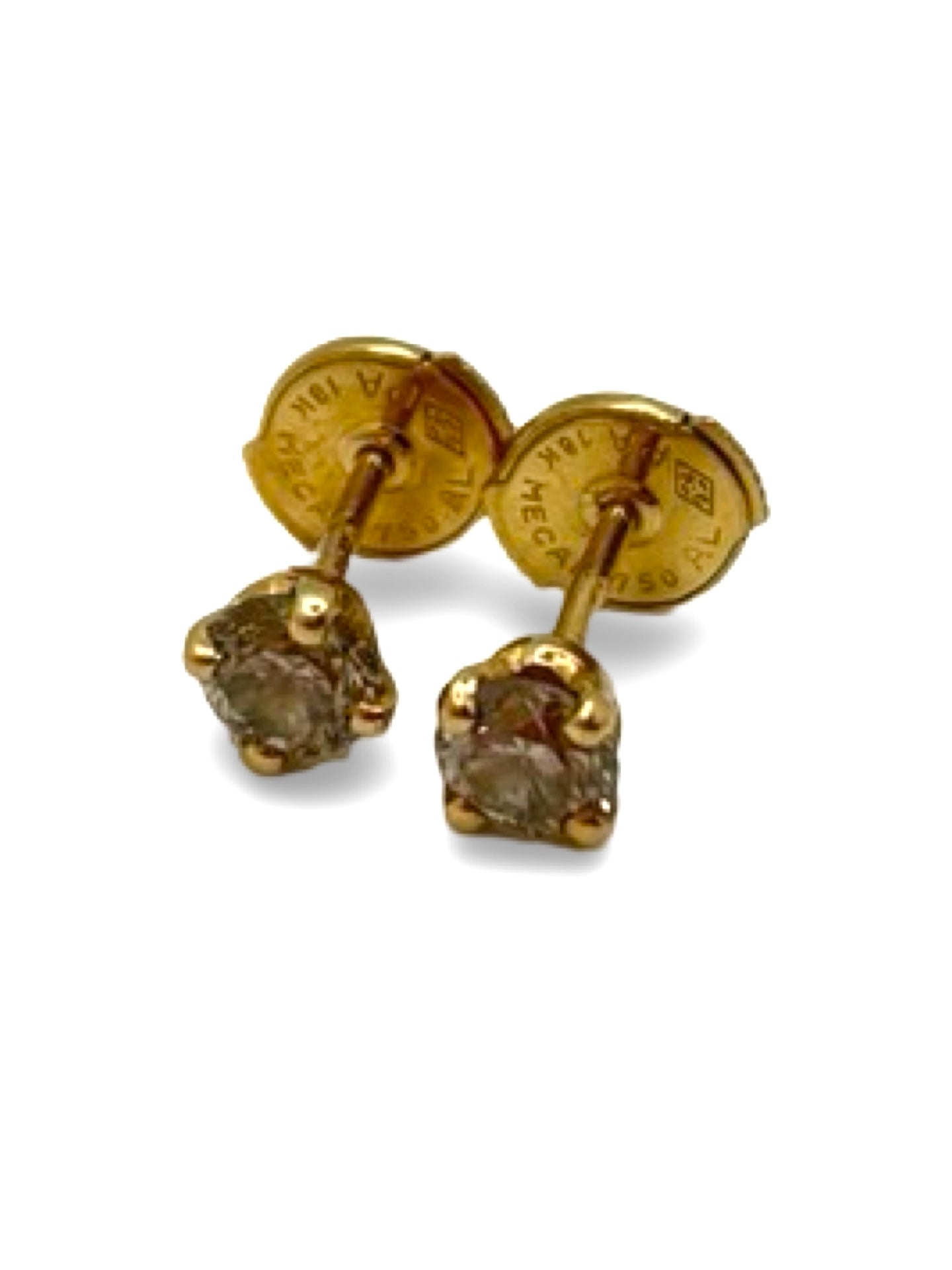 Puces d’oreilles en or jaune serties de diamants totalisant 0,60 carat. Ces boucles d’oreilles élégantes et raffinées mettent en valeur l’éclat des diamants sur un design classique en or jaune. Idéales pour sublimer un look quotidien ou habillé, elles conviennent aux amateurs de joaillerie fine et de pièces lumineuses et intemporelles.