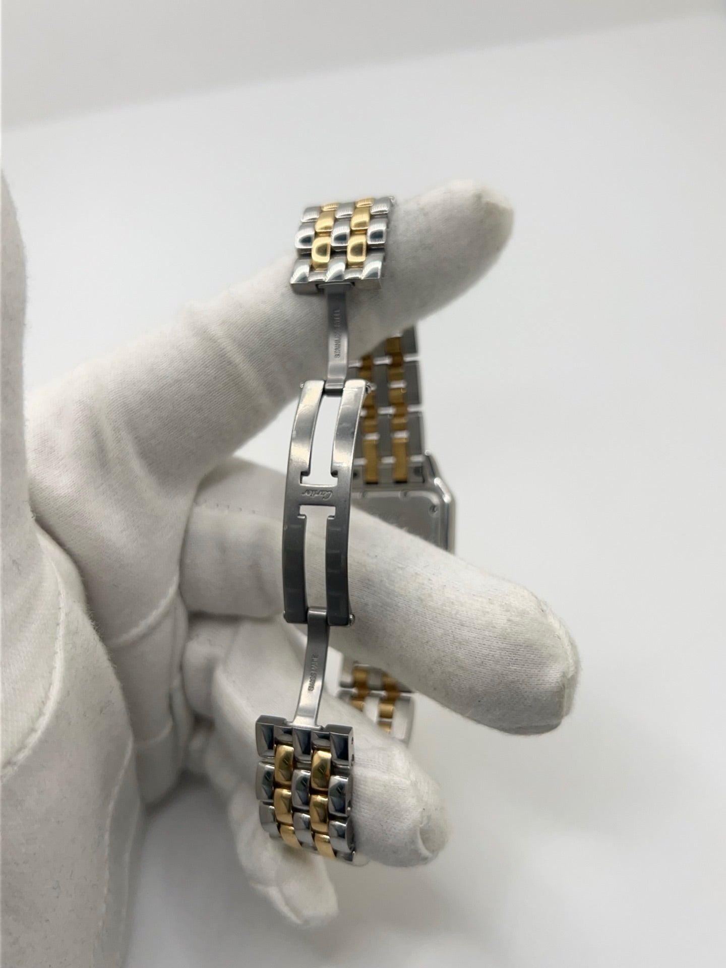 Montre Cartier Panthère W2PN0007 pour femme en acier et or jaune, équipée d’un mouvement quartz. Boîtier de 27 x 37 mm avec verre saphir et cadran argent à chiffres romains, signature élégante de la collection Panthère. Bracelet bicolore en acier et or avec boucle déployante. Étanchéité 3 ATM. Modèle de 2022 en très bon état, avec légères micro-rayures discrètes. Livrée avec coffret et papiers d’origine, idéale comme montre de luxe d’occasion raffinée.
