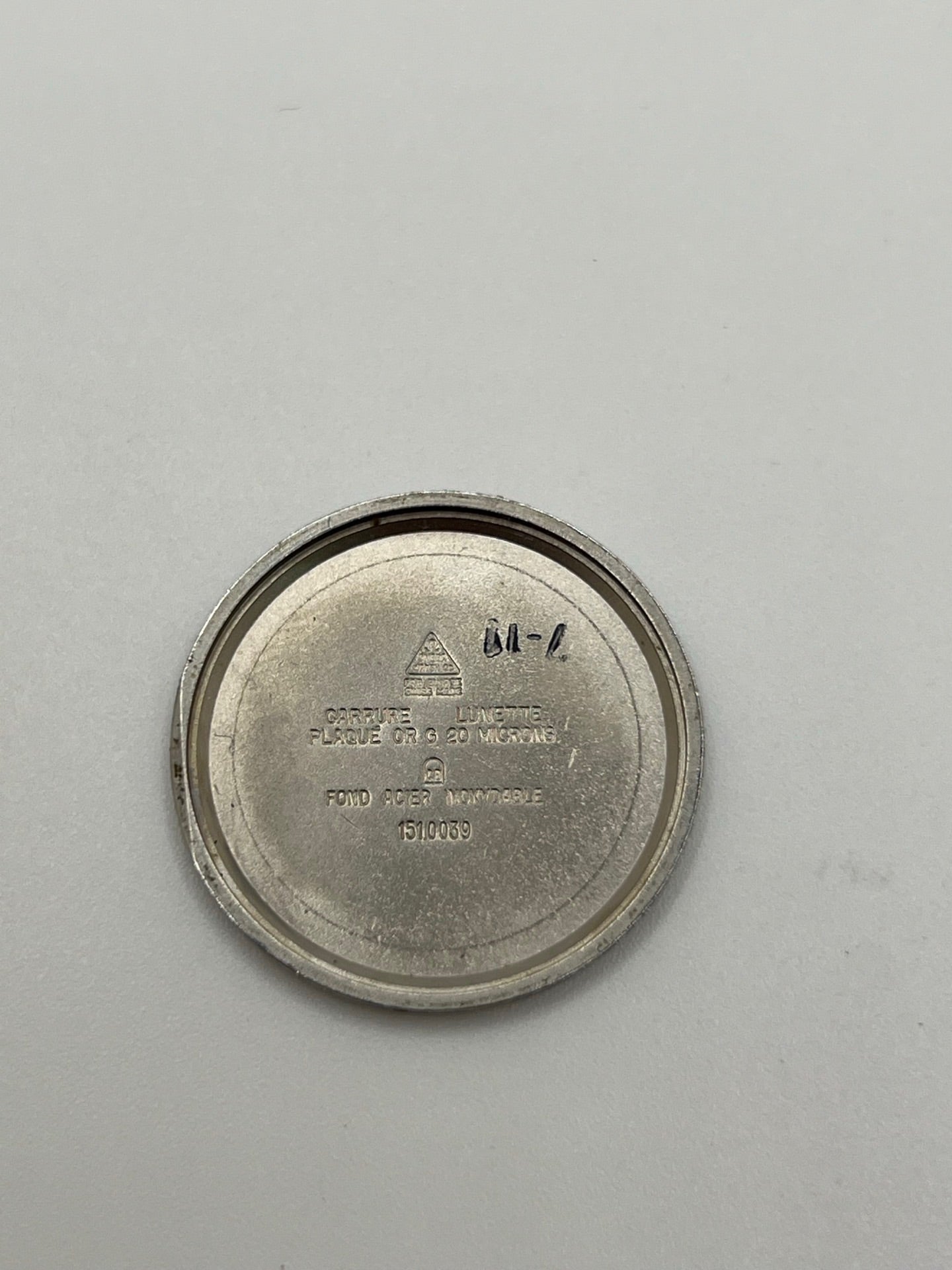 Montre Omega De Ville référence 151.0039 vintage de 1973 en acier avec mouvement automatique calibre 711, cadran doré et bracelet en cuir noir. Ce modèle homme ou unisexe de 35,5 mm présente un design élégant et intemporel. Montre d’occasion en très bon état, révisée en interne le 13 mars 2026, avec légères traces d’usure discrètes. Pièce classique de collection sans coffret ni papiers d’origine.