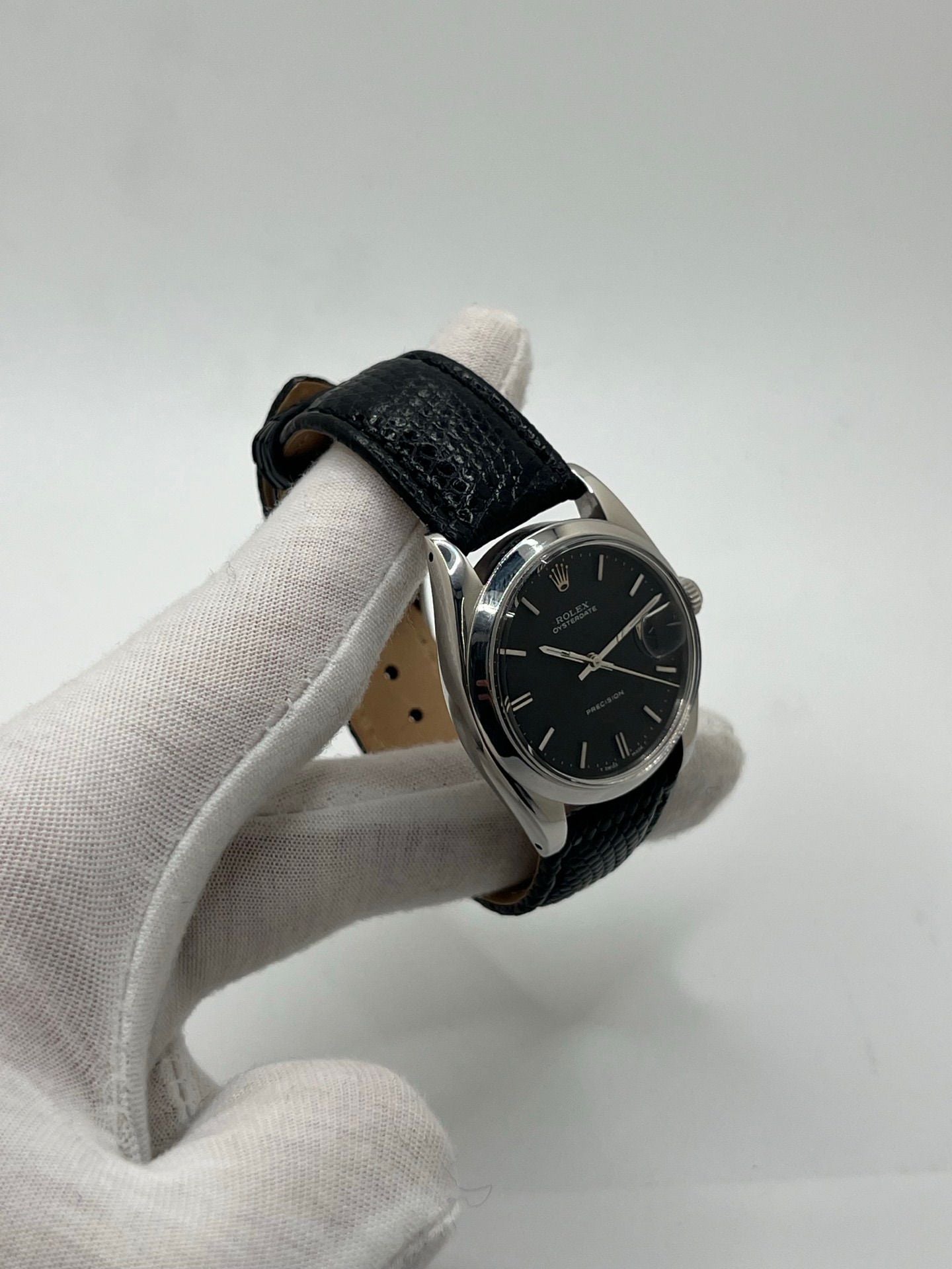Montre Rolex Oysterdate Precision 6694, modèle vintage emblématique des années 60 en acier avec cadran noir et bracelet en cuir de lézard. Équipée d’un mouvement à remontage manuel calibre 1225, cette Rolex 6694 allie élégance intemporelle et précision horlogère, idéale pour les amateurs de montres classiques et raffinées.