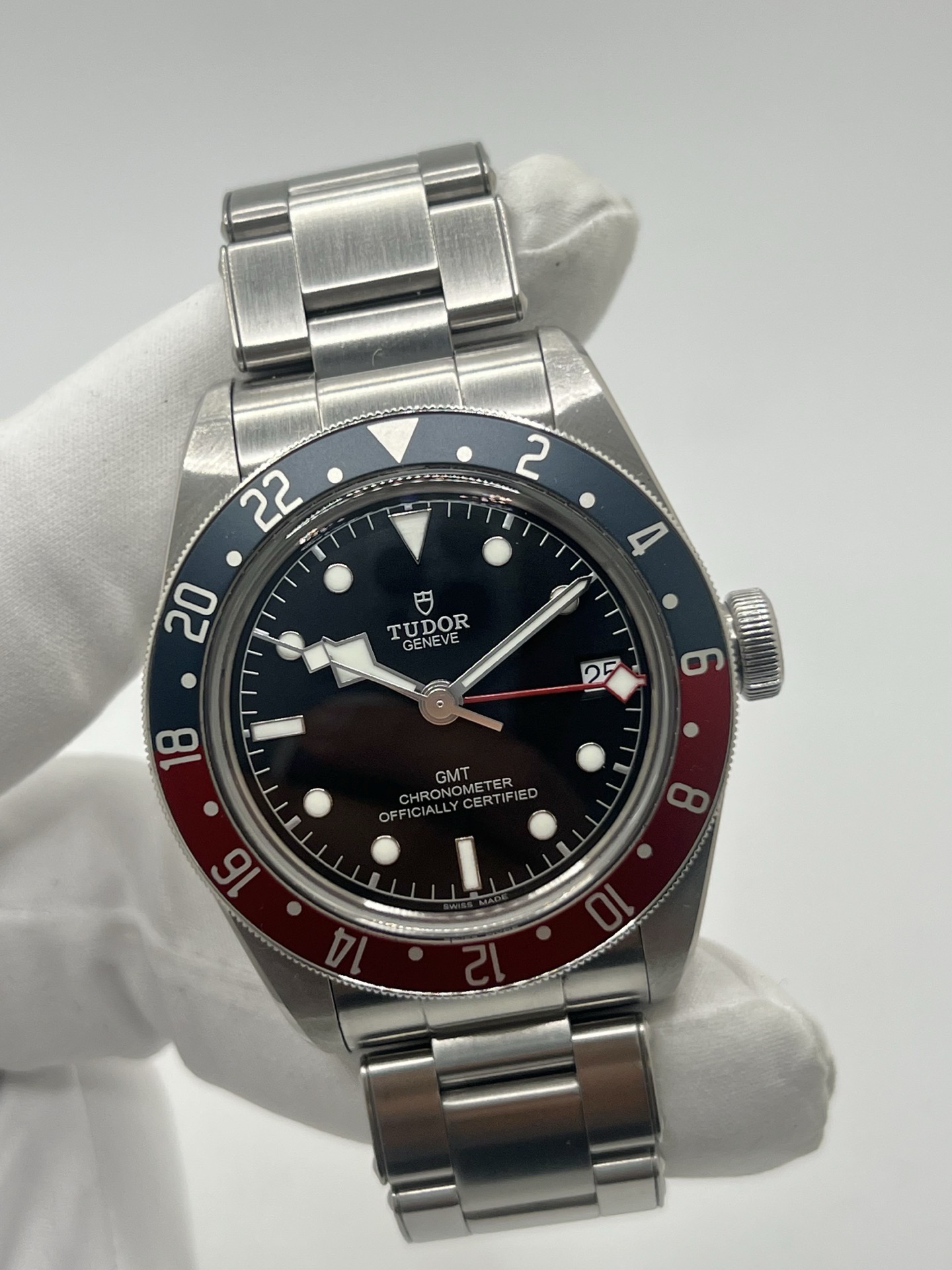 Montre Tudor Black Bay GMT 79830RB avec cadran noir et lunette tournante bicolore rouge et bleu dite « Pepsi ». Boîtier en acier inoxydable de 41 mm, mouvement automatique manufacture avec fonction GMT permettant l’affichage d’un second fuseau horaire. Aiguille snowflake emblématique et bracelet acier. Montre sportive et élégante inspirée de l’horlogerie de plongée et de voyage, idéale pour les amateurs de montres mécaniques et de garde-temps iconiques.