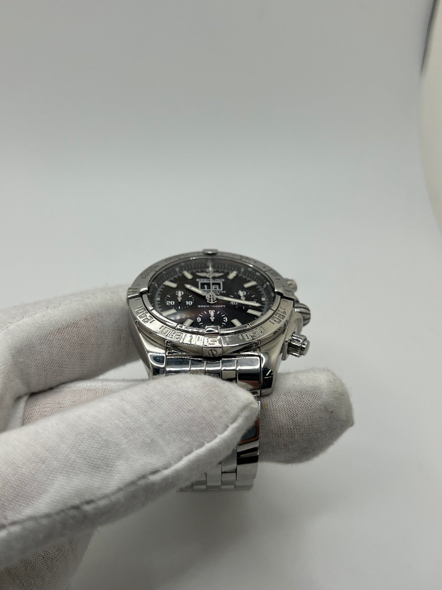 Breitling Blackbird référence A44359, chronographe automatique pour homme avec boîtier en acier de 44 mm et bracelet acier assorti. Cadran noir sans chiffres offrant une lecture claire, protégé par un verre saphir résistant aux rayures. Lunette acier et étanchéité jusqu’à 30 ATM. Équipée du calibre Breitling 44 avec réserve de marche d’environ 42 heures, fonction chronographe et date. Modèle de 2010 en très bon état, révisé, livré avec coffret et papiers d’origine.