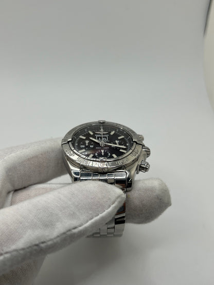 Breitling Blackbird référence A44359, chronographe automatique pour homme avec boîtier en acier de 44 mm et bracelet acier assorti. Cadran noir sans chiffres offrant une lecture claire, protégé par un verre saphir résistant aux rayures. Lunette acier et étanchéité jusqu’à 30 ATM. Équipée du calibre Breitling 44 avec réserve de marche d’environ 42 heures, fonction chronographe et date. Modèle de 2010 en très bon état, révisé, livré avec coffret et papiers d’origine.