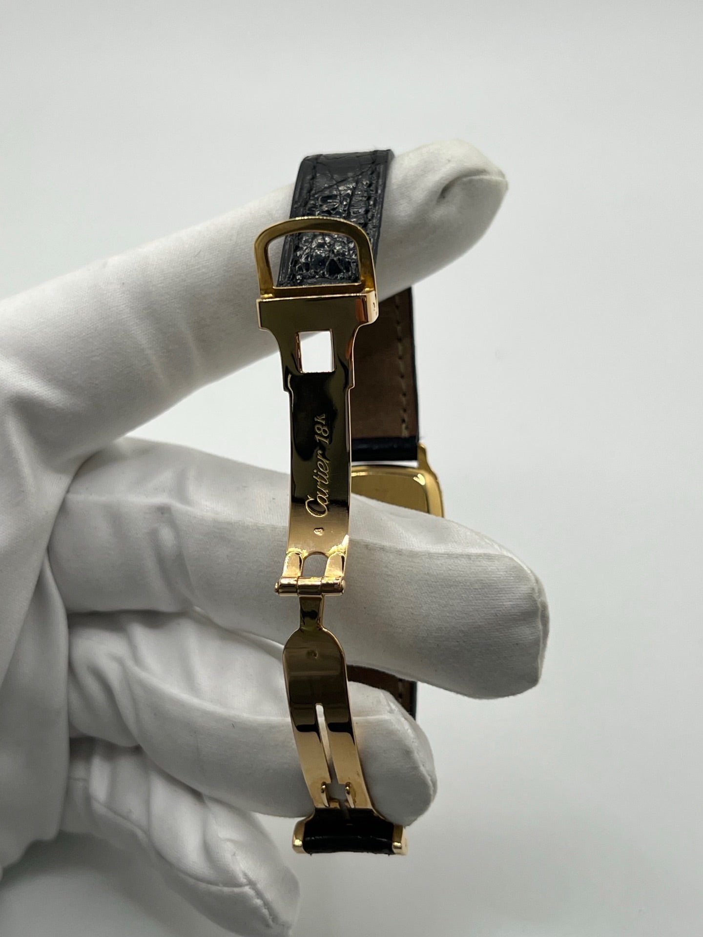 Montre Cartier Chambord 7825 pour femme, équipée d’un mouvement quartz et d’un boîtier en or jaune de 21 mm. Ce modèle d’occasion en très bon état présente un cadran blanc à chiffres romains, un verre minéral et un bracelet en cuir de crocodile noir avec boucle ardillon en or jaune. Élégante et intemporelle, la Cartier Chambord 7825 séduit par son style raffiné et son design classique, idéale pour les passionnées de montres de luxe vintage.