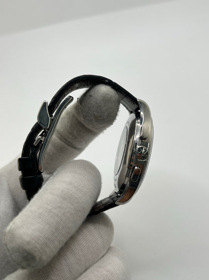 Montre Zenith El Primero automatique en acier de 2007, modèle homme ou unisexe avec boîtier de 44 mm et cadran noir à chiffres arabes. Ce chronographe d’occasion en très bon état dispose d’un verre saphir, d’une fonction date et d’un bracelet en cuir noir avec boucle ardillon. Élégante et précise, la Zenith El Primero séduit par son design iconique et sa performance horlogère, idéale pour les passionnés de montres de luxe et de chronographes haut de gamme.