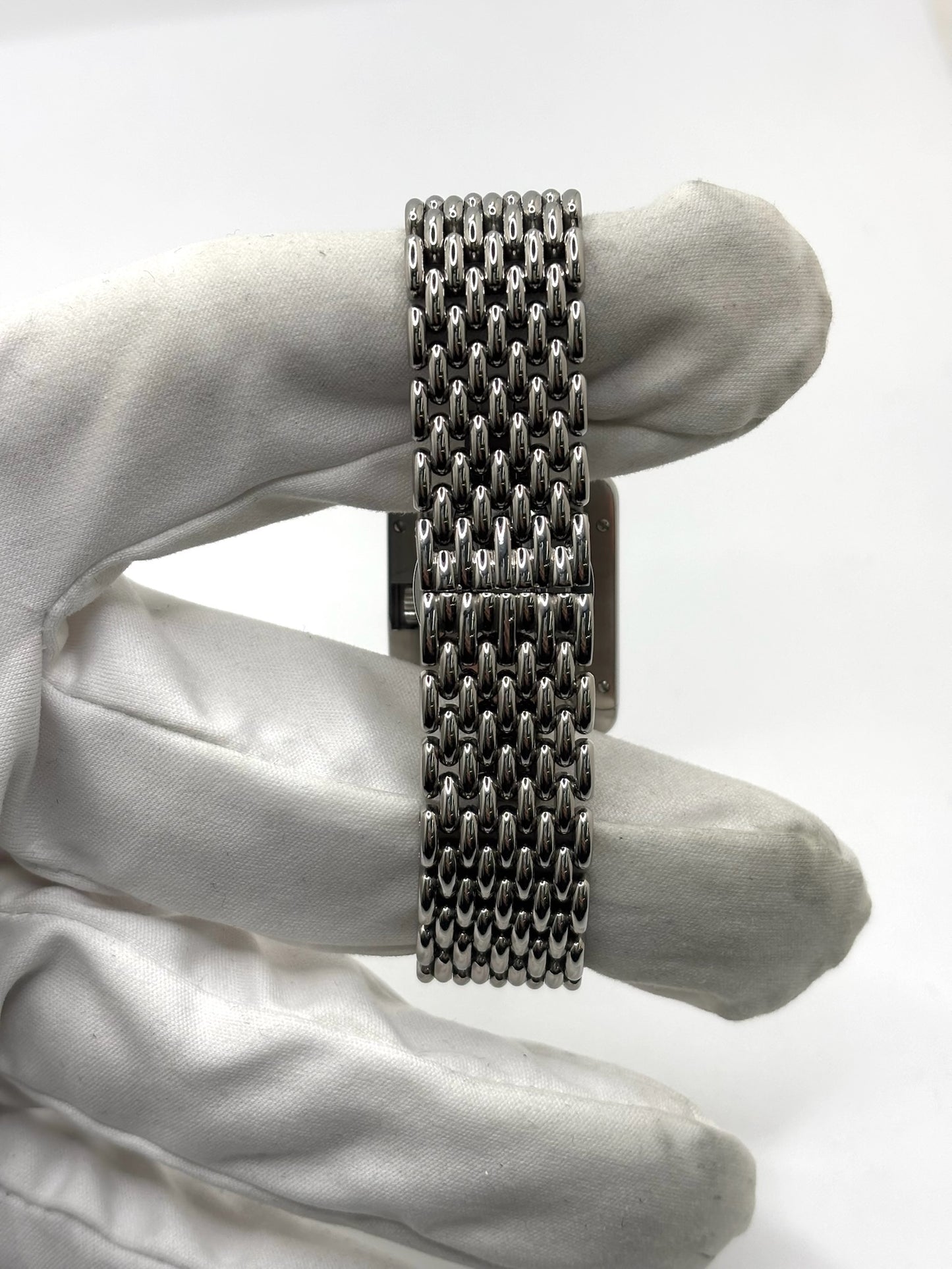 Montre Poiray Ma Première pour femme en acier inoxydable avec boîtier rectangulaire de 22,5 x 26 mm. Cette montre quartz arbore un cadran argenté protégé par un verre saphir et un bracelet en acier à boucle double pliant. Élégante et intemporelle, cette montre de luxe féminine d'occasion séduit par son design emblématique et sa finition raffinée. Modèle iconique de la maison Poiray, idéal pour les amateurs d'horlogerie et de joaillerie française.
