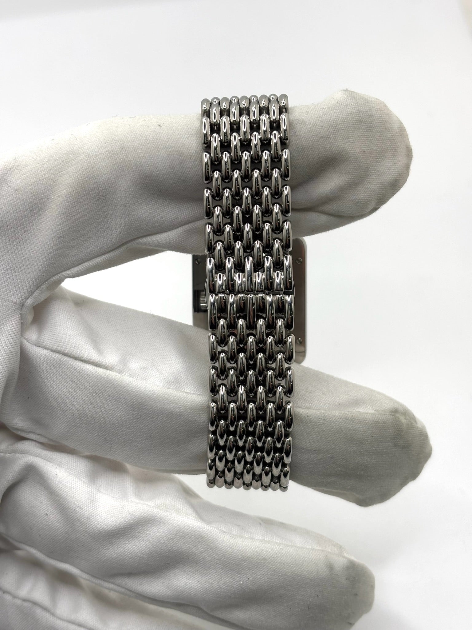 Montre Poiray Ma Première pour femme en acier inoxydable avec boîtier rectangulaire de 22,5 x 26 mm. Cette montre quartz arbore un cadran argenté protégé par un verre saphir et un bracelet en acier à boucle double pliant. Élégante et intemporelle, cette montre de luxe féminine d'occasion séduit par son design emblématique et sa finition raffinée. Modèle iconique de la maison Poiray, idéal pour les amateurs d'horlogerie et de joaillerie française.
