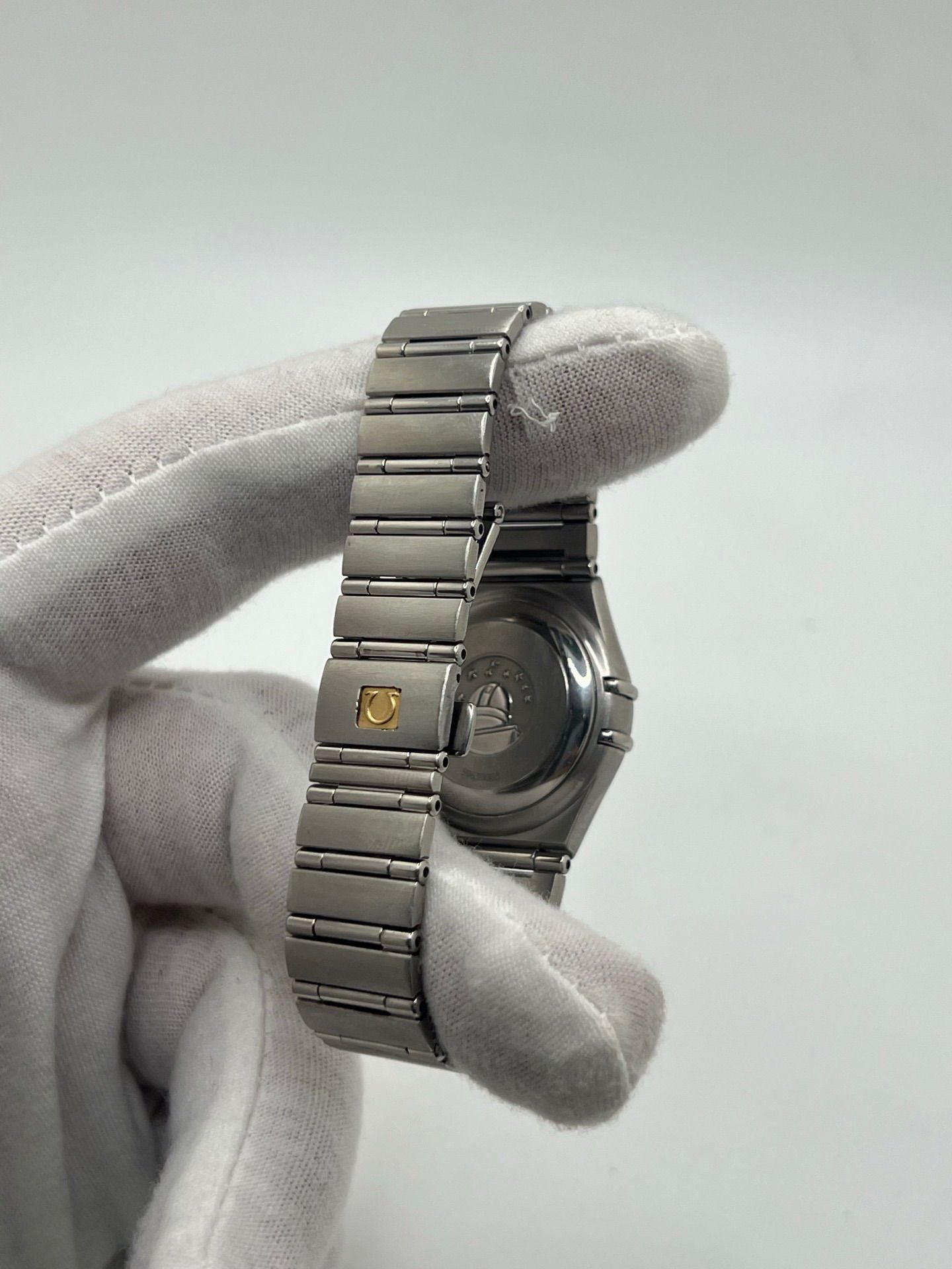 Découvrez l’Omega Constellation automatique 25 mm, une montre de luxe alliant élégance et précision. Ce garde-temps iconique séduit par son design raffiné et son mouvement automatique fiable. Idéal pour les passionnés d’horlogerie, ce modèle symbolise le savoir-faire suisse et reste un investissement intemporel pour toute collection.