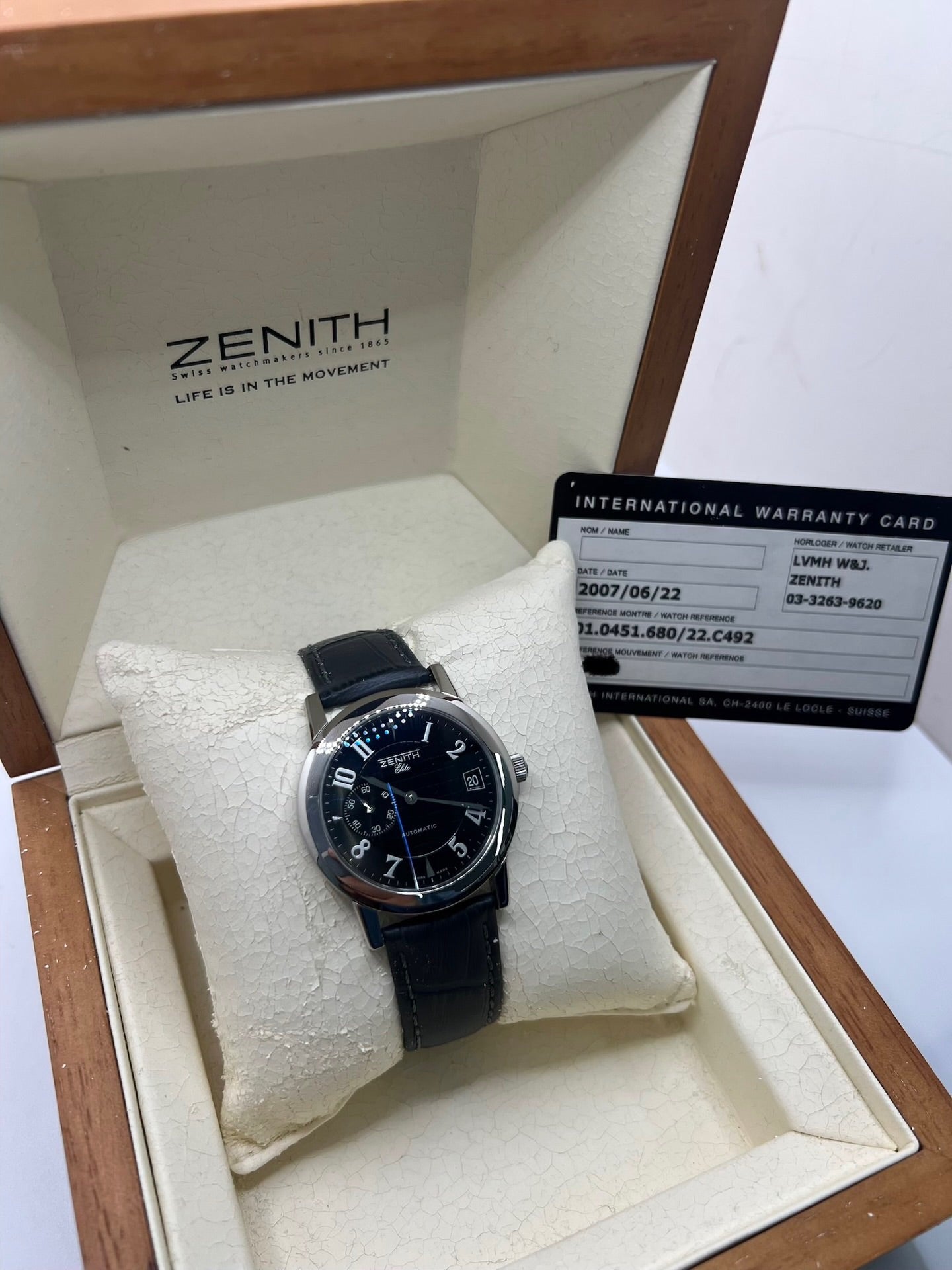 Montre Zenith Port Royal automatique en acier, modèle homme ou unisexe de 2007, équipée d’un boîtier de 37 mm et d’un élégant cadran noir à chiffres arabes. Cette montre d’occasion en très bon état dispose d’un verre saphir, d’une fonction date et d’une petite seconde. Son bracelet en cuir noir avec boucle ardillon souligne son style raffiné. Une montre Zenith Port Royal de luxe au design intemporel, idéale pour les passionnés d’horlogerie et les amateurs de pièces élégantes.