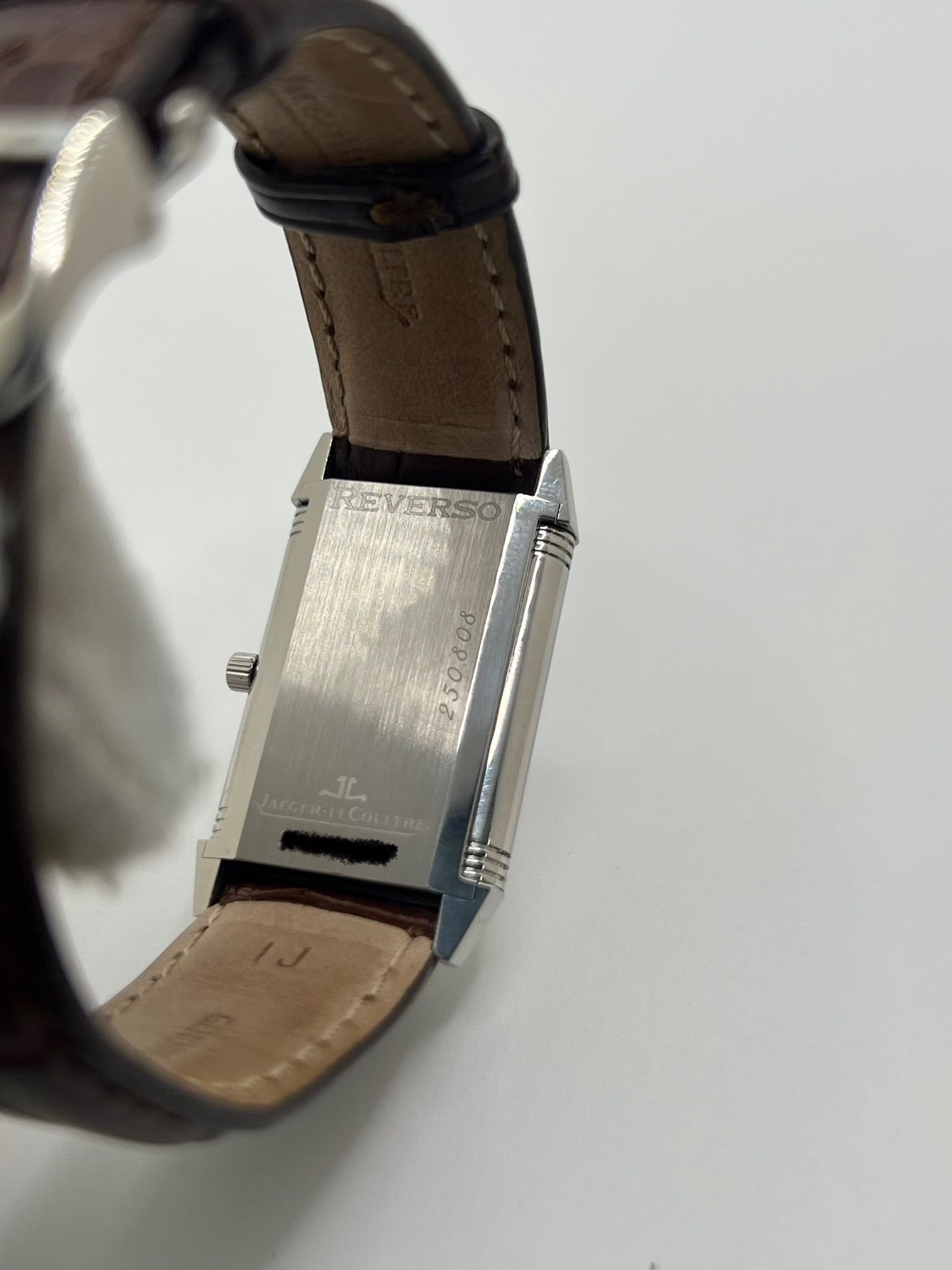 Montre Jaeger-LeCoultre Reverso Classique pour homme ou unisexe, équipée d’un mouvement quartz et d’un boîtier en acier de 23 x 38 mm. Ce modèle d’occasion en très bon état dispose d’un cadran argent à chiffres arabes, d’un verre saphir et d’une étanchéité de 3 ATM. Son bracelet en cuir brun avec boucle ardillon complète son style élégant et intemporel. Une montre Jaeger-LeCoultre Reverso Classique raffinée, idéale pour les amateurs de montres de luxe classiques.