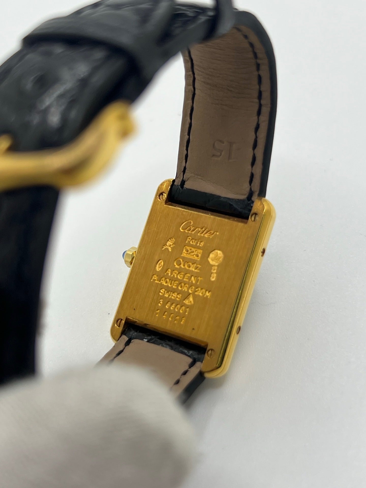 Montre Cartier Tank Vermeil 3 66001 pour femme, équipée d’un mouvement quartz et d’un boîtier en argent de 20 x 27 mm. Ce modèle d’occasion en très bon état présente un cadran or à chiffres romains, un verre minéral et un bracelet en cuir de crocodile noir avec boucle en acier. Élégante et intemporelle, la Cartier Tank Vermeil 3 66001 séduit par son design classique, idéale pour les passionnées de montres de luxe raffinées.