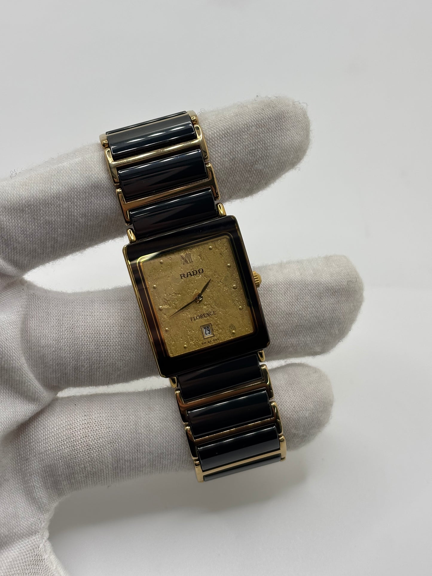 Montre Rado Florence 160.3605.2N en acier et céramique noire, équipée d’un mouvement quartz précis. Son cadran doré à chiffres romains et son verre saphir offrent une allure élégante et intemporelle. Un modèle classique pour homme ou unisexe, alliant design raffiné et fiabilité suisse, idéal pour un usage quotidien ou formel.