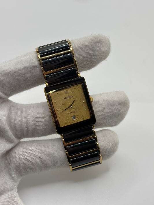 Montre Rado Florence 160.3605.2N en acier et céramique noire, équipée d’un mouvement quartz précis. Son cadran doré à chiffres romains et son verre saphir offrent une allure élégante et intemporelle. Un modèle classique pour homme ou unisexe, alliant design raffiné et fiabilité suisse, idéal pour un usage quotidien ou formel.