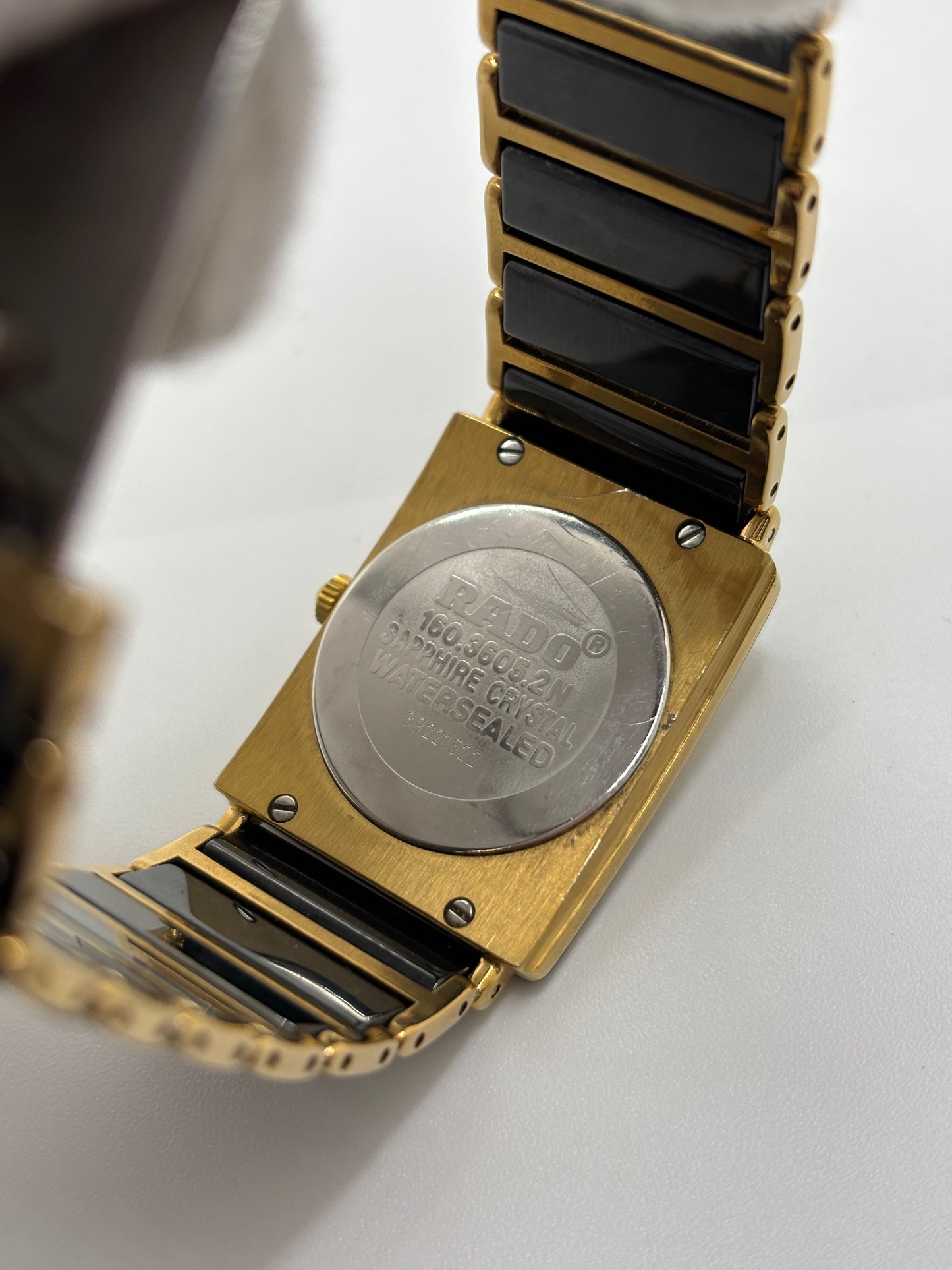 Montre Rado Florence 160.3605.2N en acier et céramique noire, équipée d’un mouvement quartz précis. Son cadran doré à chiffres romains et son verre saphir offrent une allure élégante et intemporelle. Un modèle classique pour homme ou unisexe, alliant design raffiné et fiabilité suisse, idéal pour un usage quotidien ou formel.