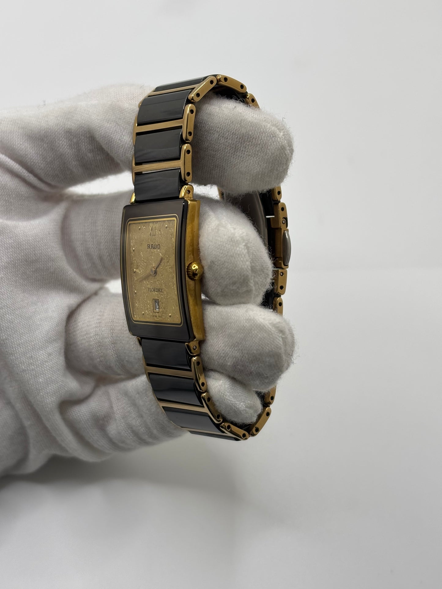 Montre Rado Florence 160.3605.2N en acier et céramique noire, équipée d’un mouvement quartz précis. Son cadran doré à chiffres romains et son verre saphir offrent une allure élégante et intemporelle. Un modèle classique pour homme ou unisexe, alliant design raffiné et fiabilité suisse, idéal pour un usage quotidien ou formel.