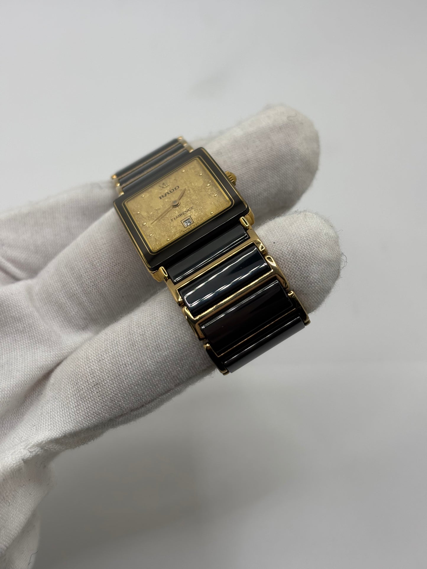 Montre Rado Florence 160.3605.2N en acier et céramique noire, équipée d’un mouvement quartz précis. Son cadran doré à chiffres romains et son verre saphir offrent une allure élégante et intemporelle. Un modèle classique pour homme ou unisexe, alliant design raffiné et fiabilité suisse, idéal pour un usage quotidien ou formel.