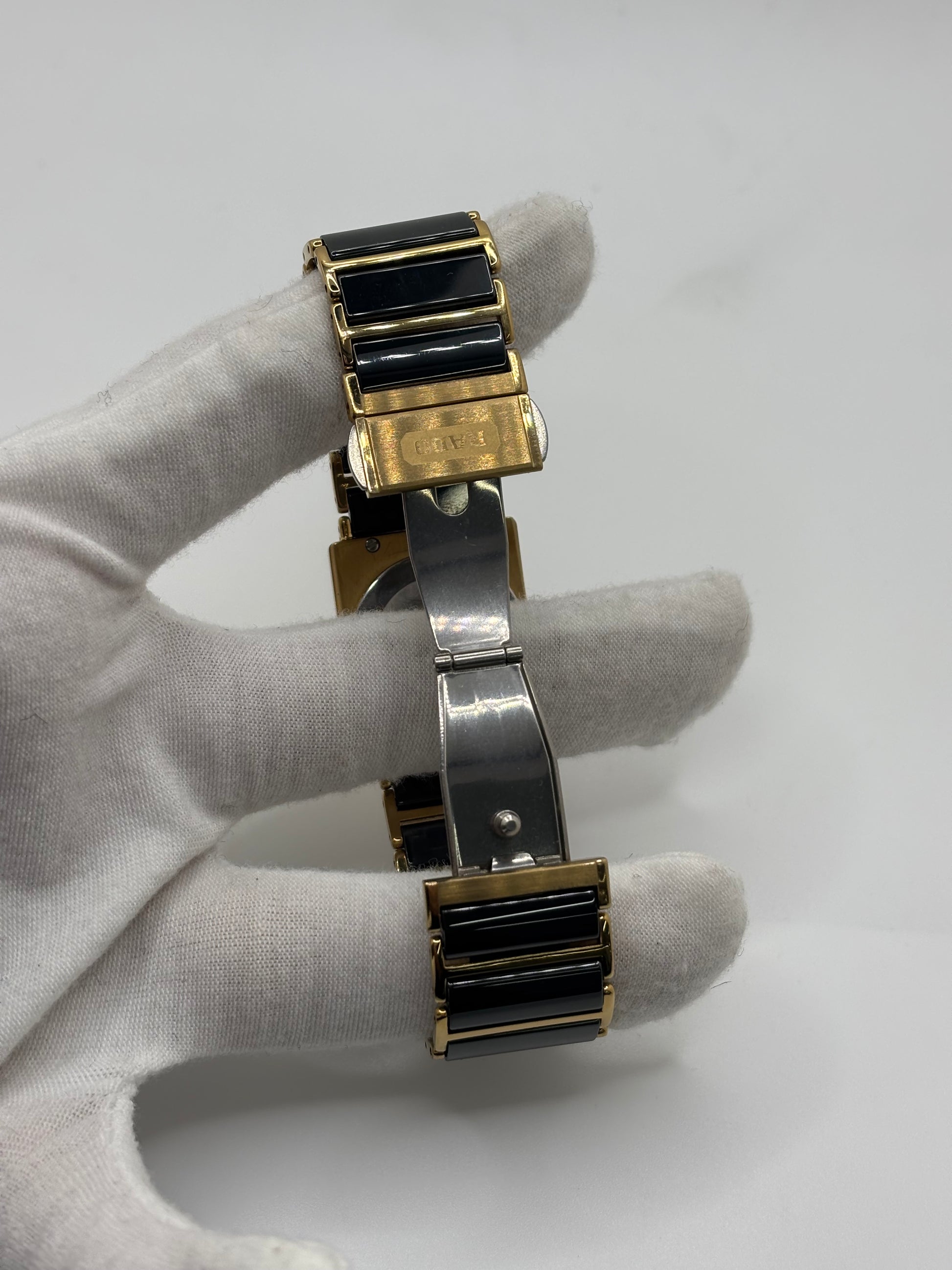 Montre Rado Florence 160.3605.2N en acier et céramique noire, équipée d’un mouvement quartz précis. Son cadran doré à chiffres romains et son verre saphir offrent une allure élégante et intemporelle. Un modèle classique pour homme ou unisexe, alliant design raffiné et fiabilité suisse, idéal pour un usage quotidien ou formel.