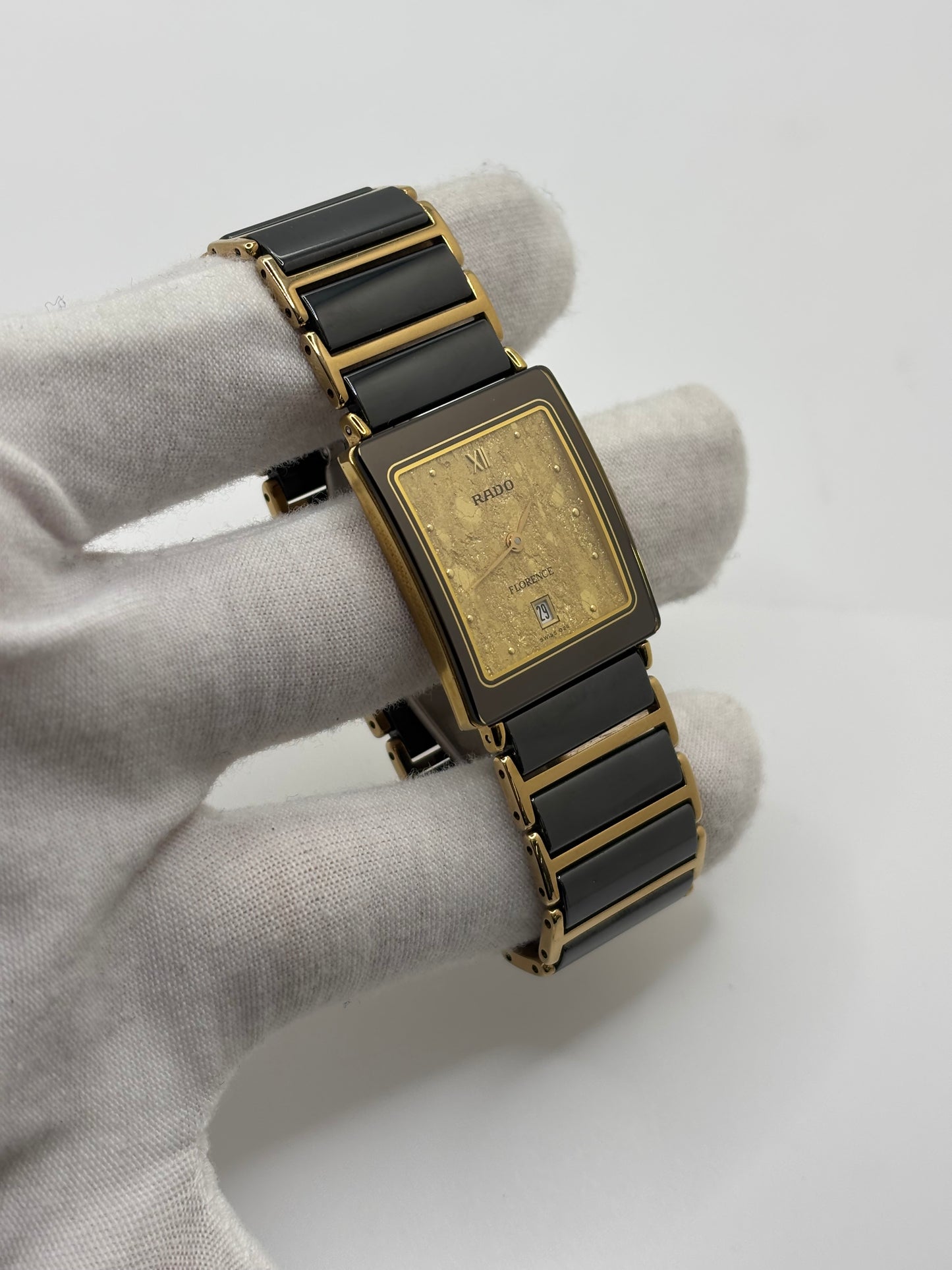 Montre Rado Florence 160.3605.2N en acier et céramique noire, équipée d’un mouvement quartz précis. Son cadran doré à chiffres romains et son verre saphir offrent une allure élégante et intemporelle. Un modèle classique pour homme ou unisexe, alliant design raffiné et fiabilité suisse, idéal pour un usage quotidien ou formel.