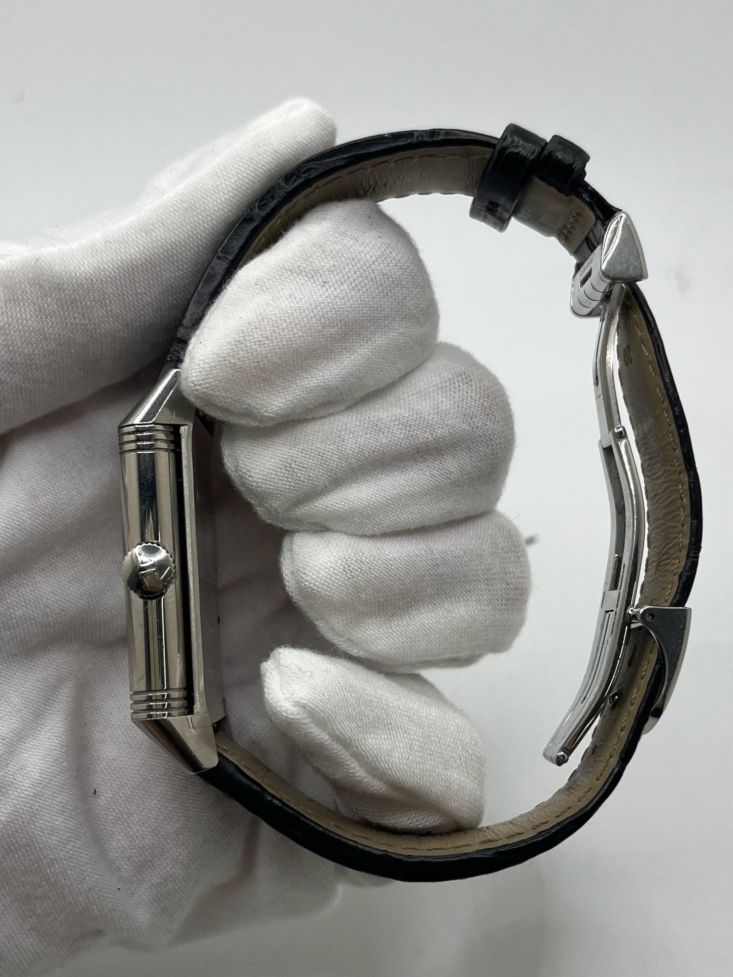 Montre Jaeger-LeCoultre Reverso Classic Small/Large réf. 214.8.62, modèle emblématique de 2017, livrée en full set avec boîte et papiers d’origine. Équipée d’une élégante boucle déployante, cette montre mécanique incarne le savoir-faire horloger suisse. Boîtier rectangulaire en acier, mouvement à remontage manuel. Une pièce raffinée pour collectionneur ou amateur de montres de prestige.