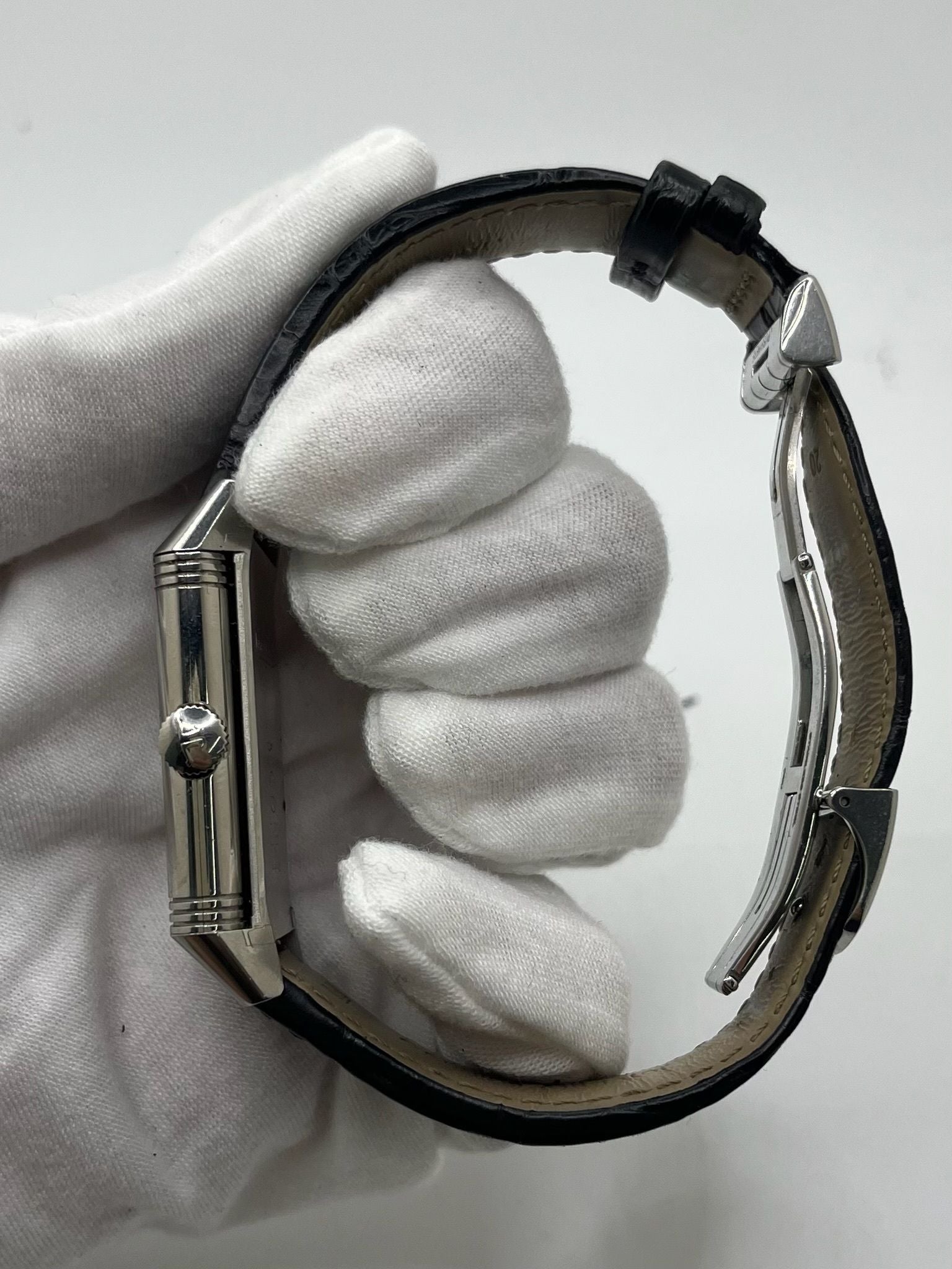 Montre Jaeger-LeCoultre Reverso Classic Small/Large réf. 214.8.62, modèle emblématique de 2017, livrée en full set avec boîte et papiers d’origine. Équipée d’une élégante boucle déployante, cette montre mécanique incarne le savoir-faire horloger suisse. Boîtier rectangulaire en acier, mouvement à remontage manuel. Une pièce raffinée pour collectionneur ou amateur de montres de prestige.