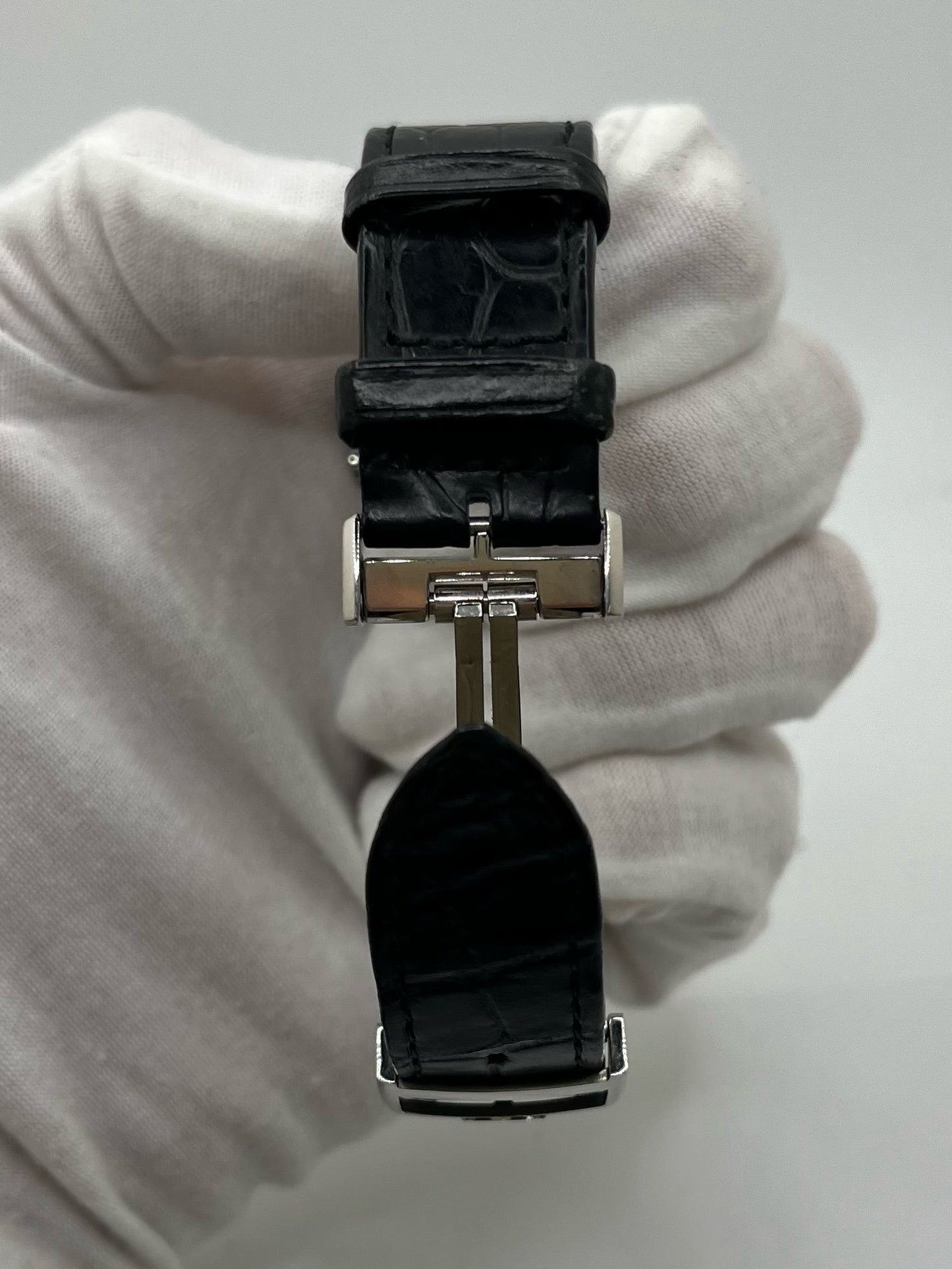 Montre Jaeger-LeCoultre Reverso Classic Small/Large réf. 214.8.62, modèle emblématique de 2017, livrée en full set avec boîte et papiers d’origine. Équipée d’une élégante boucle déployante, cette montre mécanique incarne le savoir-faire horloger suisse. Boîtier rectangulaire en acier, mouvement à remontage manuel. Une pièce raffinée pour collectionneur ou amateur de montres de prestige.