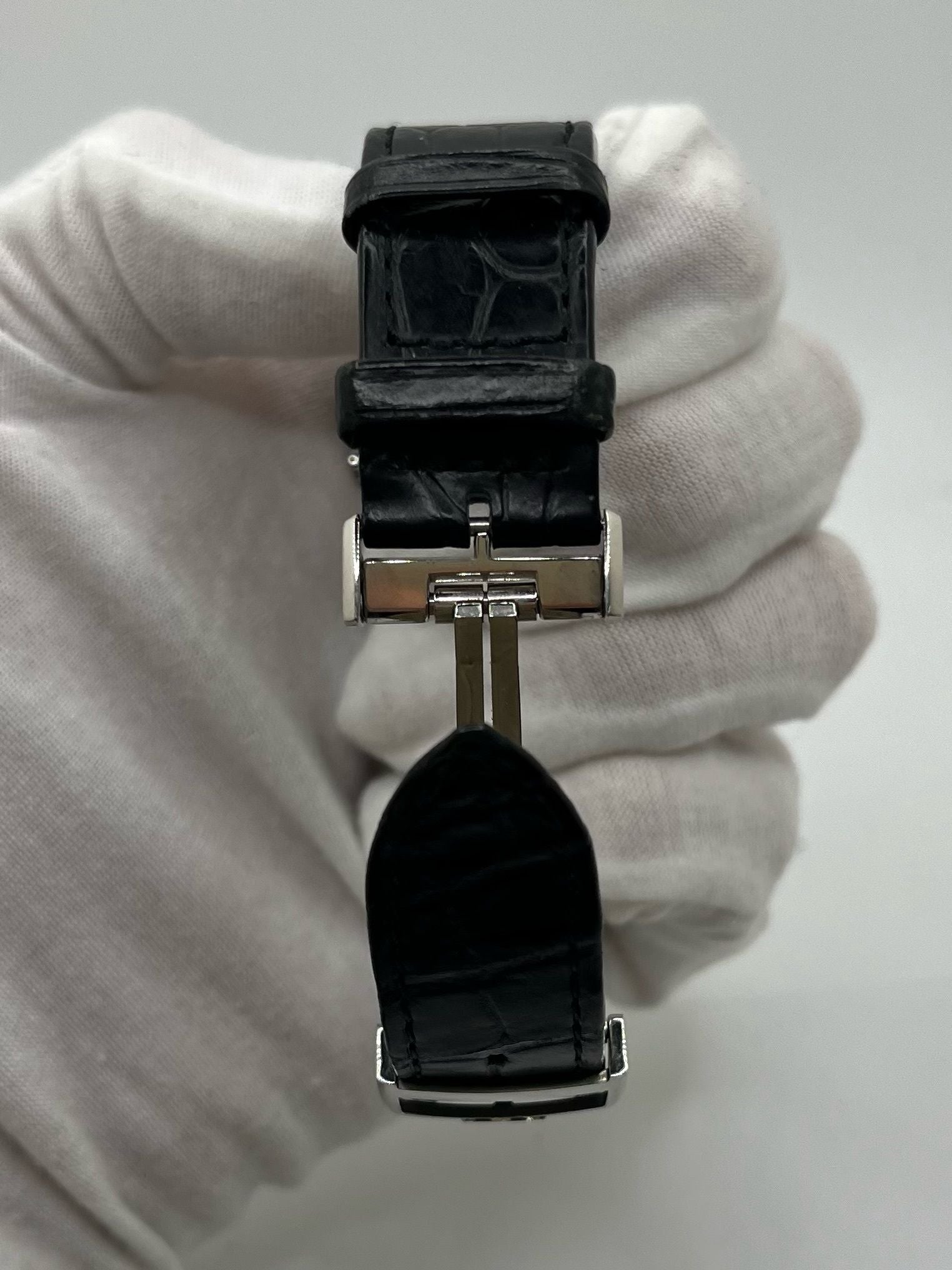 Montre Jaeger-LeCoultre Reverso Classic Small/Large réf. 214.8.62, modèle emblématique de 2017, livrée en full set avec boîte et papiers d’origine. Équipée d’une élégante boucle déployante, cette montre mécanique incarne le savoir-faire horloger suisse. Boîtier rectangulaire en acier, mouvement à remontage manuel. Une pièce raffinée pour collectionneur ou amateur de montres de prestige.