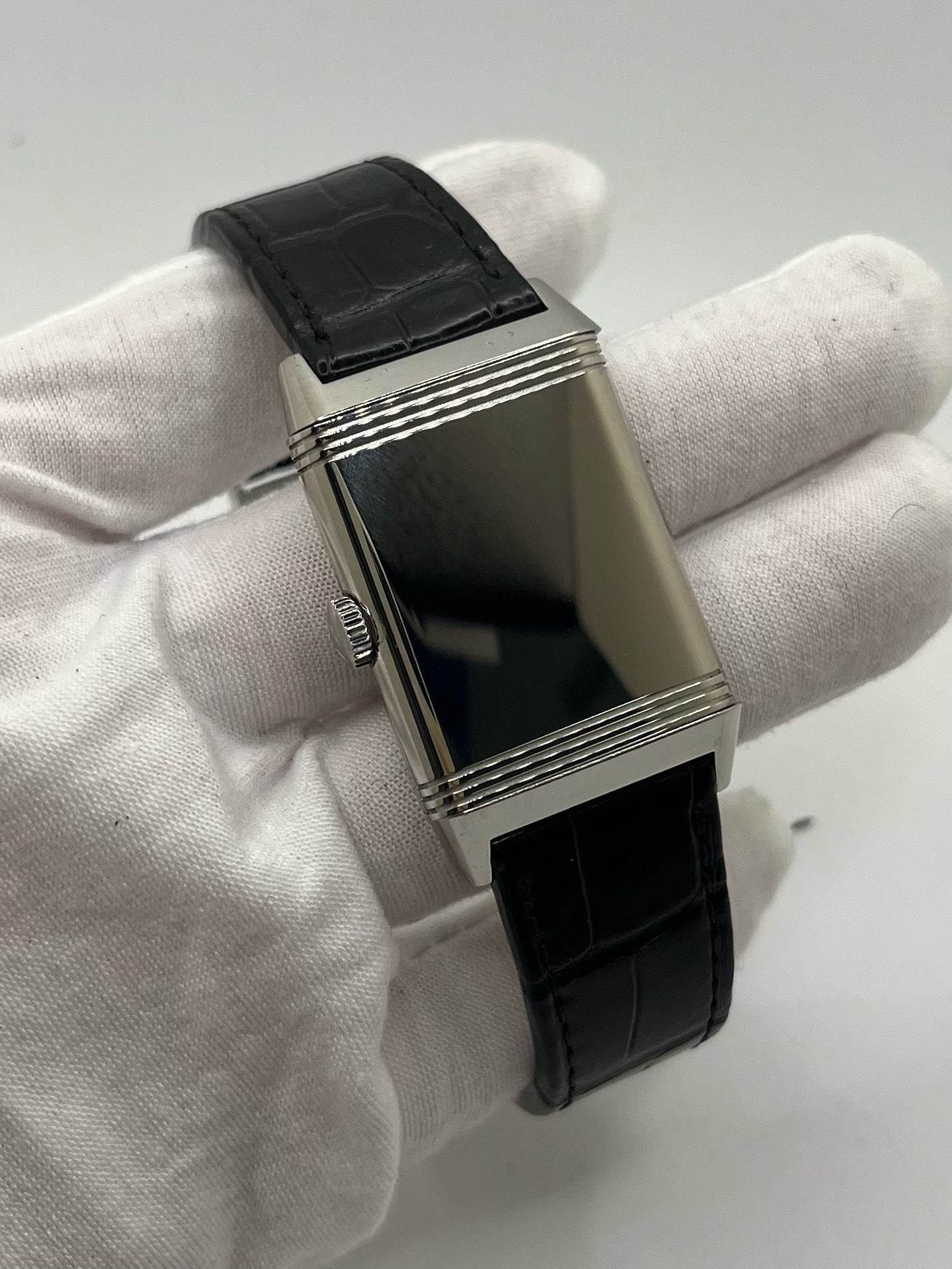 Montre Jaeger-LeCoultre Reverso Classic Small/Large réf. 214.8.62, modèle emblématique de 2017, livrée en full set avec boîte et papiers d’origine. Équipée d’une élégante boucle déployante, cette montre mécanique incarne le savoir-faire horloger suisse. Boîtier rectangulaire en acier, mouvement à remontage manuel. Une pièce raffinée pour collectionneur ou amateur de montres de prestige.