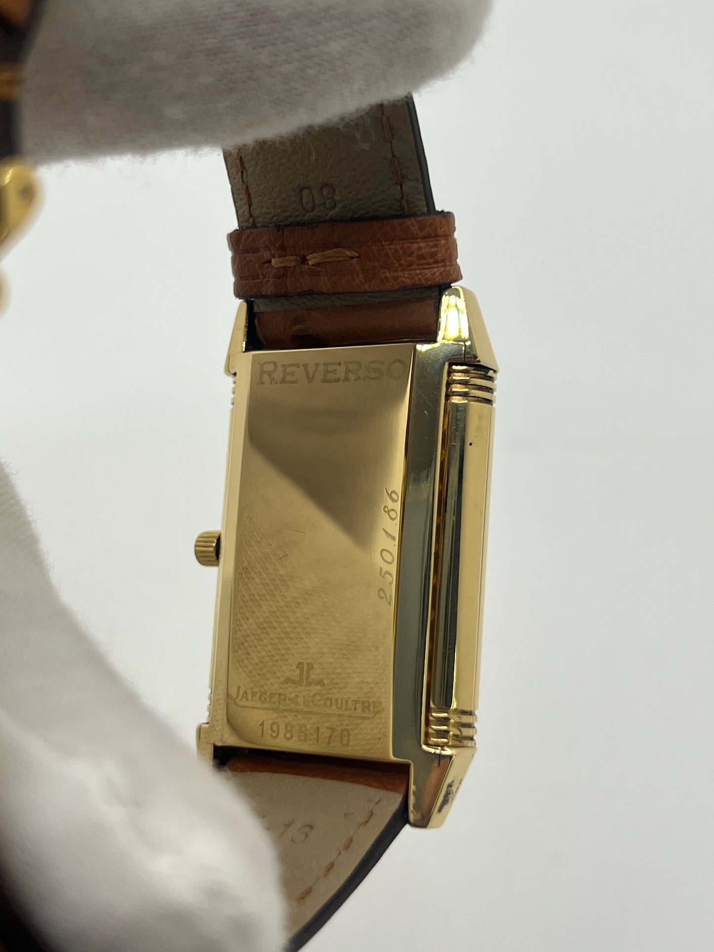 Redécouvrez l’élégance pure avec cette Jaeger-LeCoultre Reverso Classique millésime 2011, proposée en full set avec sa boîte, ses papiers et ses accessoires d’origine. Symbole de l’horlogerie raffinée, la Reverso séduit par son design rectangulaire emblématique et son cadran épuré. Cette version complète est un choix idéal pour les passionnés de montres de collection et les amateurs de la maison Jaeger-LeCoultre, à la recherche d’une pièce intemporelle au pedigree certifié.
