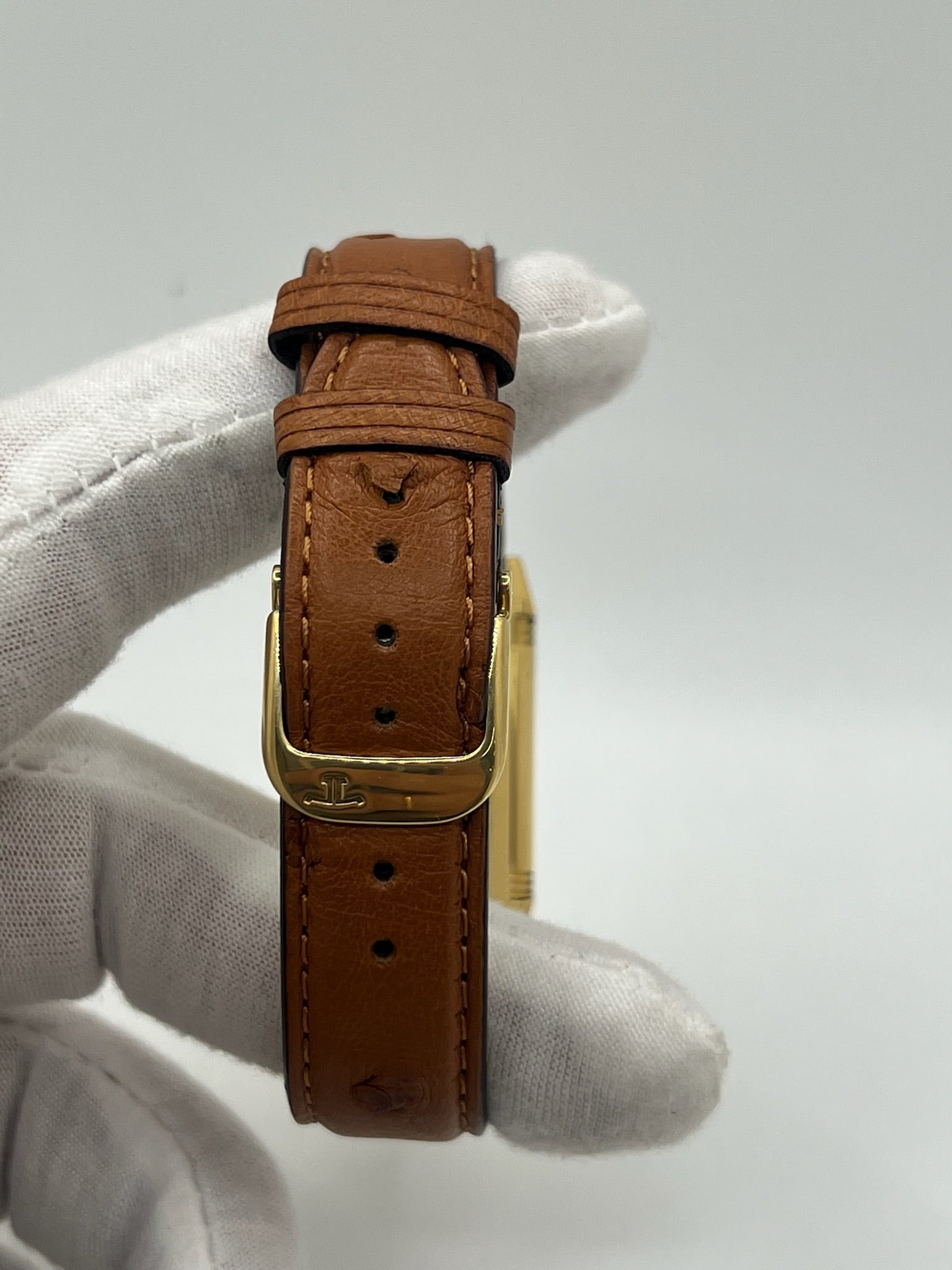 Redécouvrez l’élégance pure avec cette Jaeger-LeCoultre Reverso Classique millésime 2011, proposée en full set avec sa boîte, ses papiers et ses accessoires d’origine. Symbole de l’horlogerie raffinée, la Reverso séduit par son design rectangulaire emblématique et son cadran épuré. Cette version complète est un choix idéal pour les passionnés de montres de collection et les amateurs de la maison Jaeger-LeCoultre, à la recherche d’une pièce intemporelle au pedigree certifié.