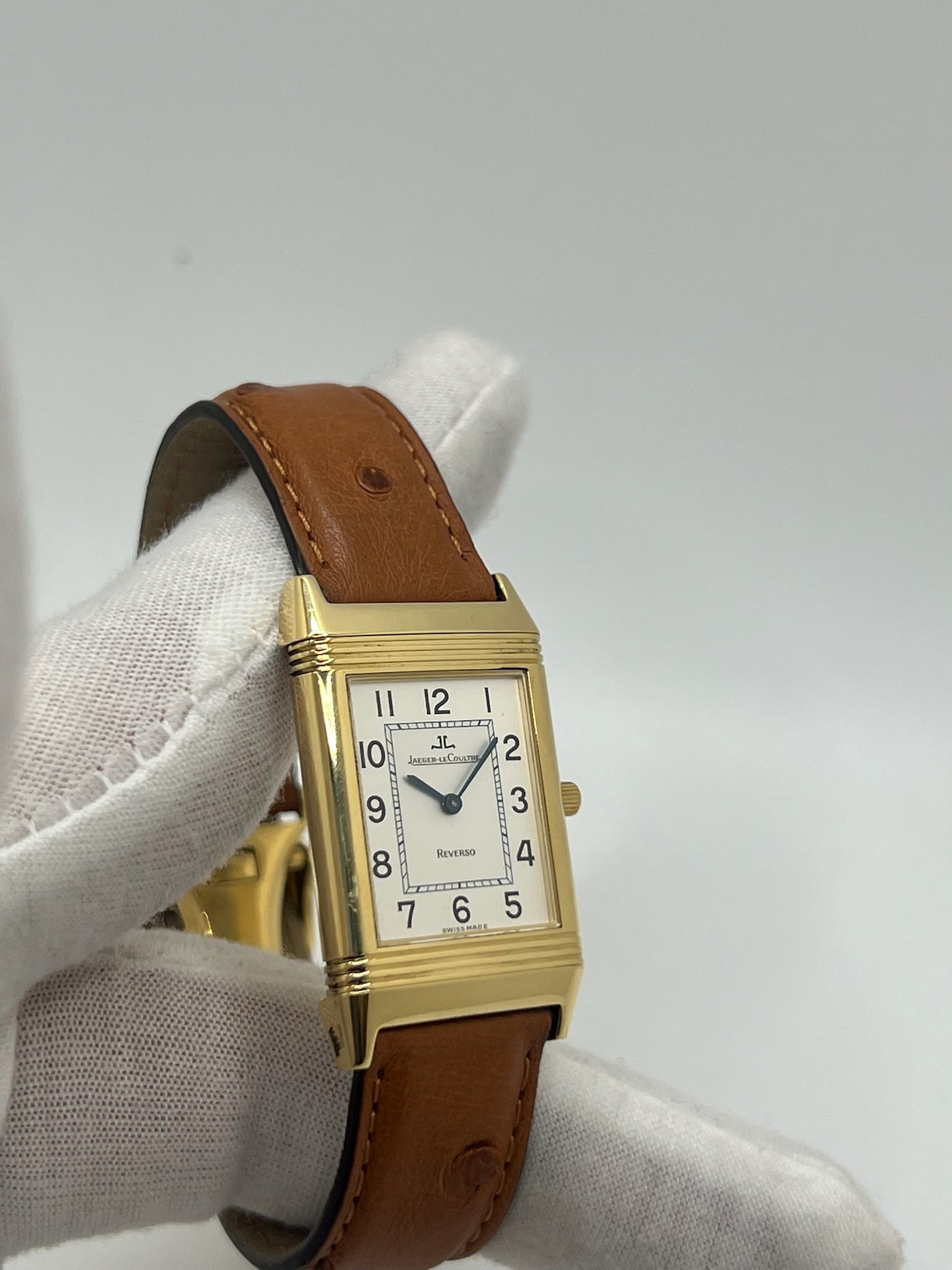 Redécouvrez l’élégance pure avec cette Jaeger-LeCoultre Reverso Classique millésime 2011, proposée en full set avec sa boîte, ses papiers et ses accessoires d’origine. Symbole de l’horlogerie raffinée, la Reverso séduit par son design rectangulaire emblématique et son cadran épuré. Cette version complète est un choix idéal pour les passionnés de montres de collection et les amateurs de la maison Jaeger-LeCoultre, à la recherche d’une pièce intemporelle au pedigree certifié.